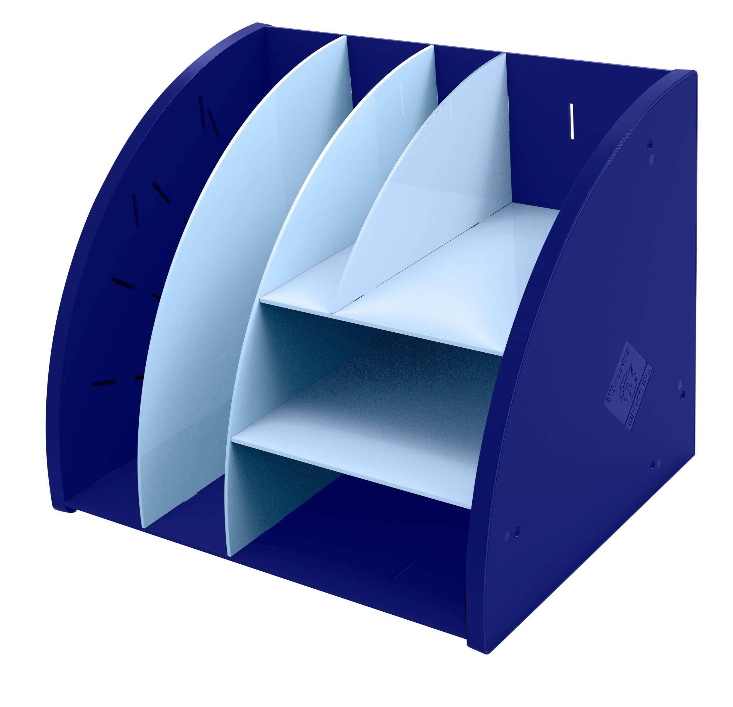Ein mehrstöckiger Schreibtischorganizer mit Reißzwecken, einem Stift, Klebeband, einem Notizblock und blauen Ordnern in einer teilweise geöffneten Schublade.