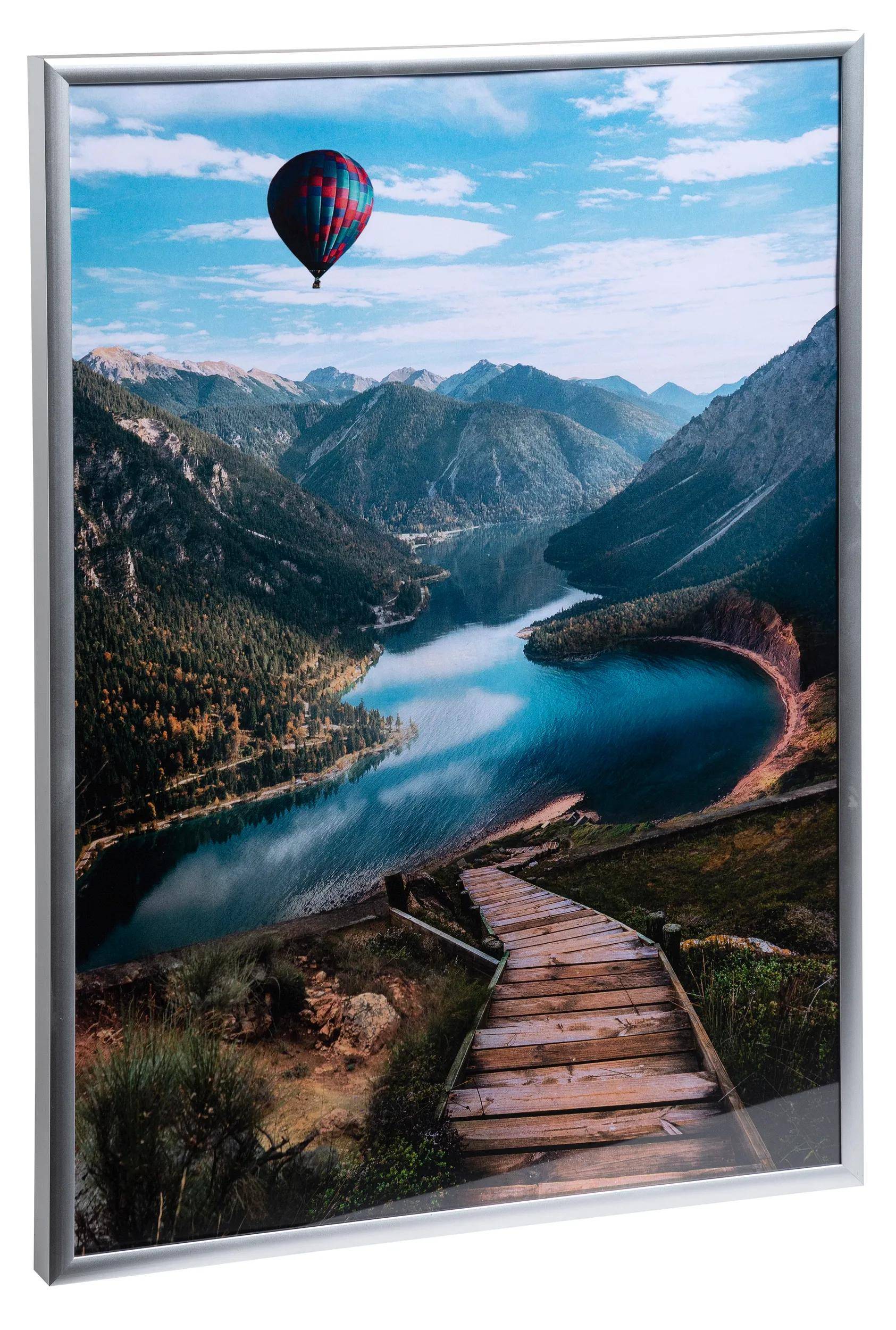 Offener weißer Ordner mit Metallringen und transparentem Umschlag, in einem Winkel präsentiert, wobei seine Kapazität zum Speichern von Dokumenten demonstriert wird.