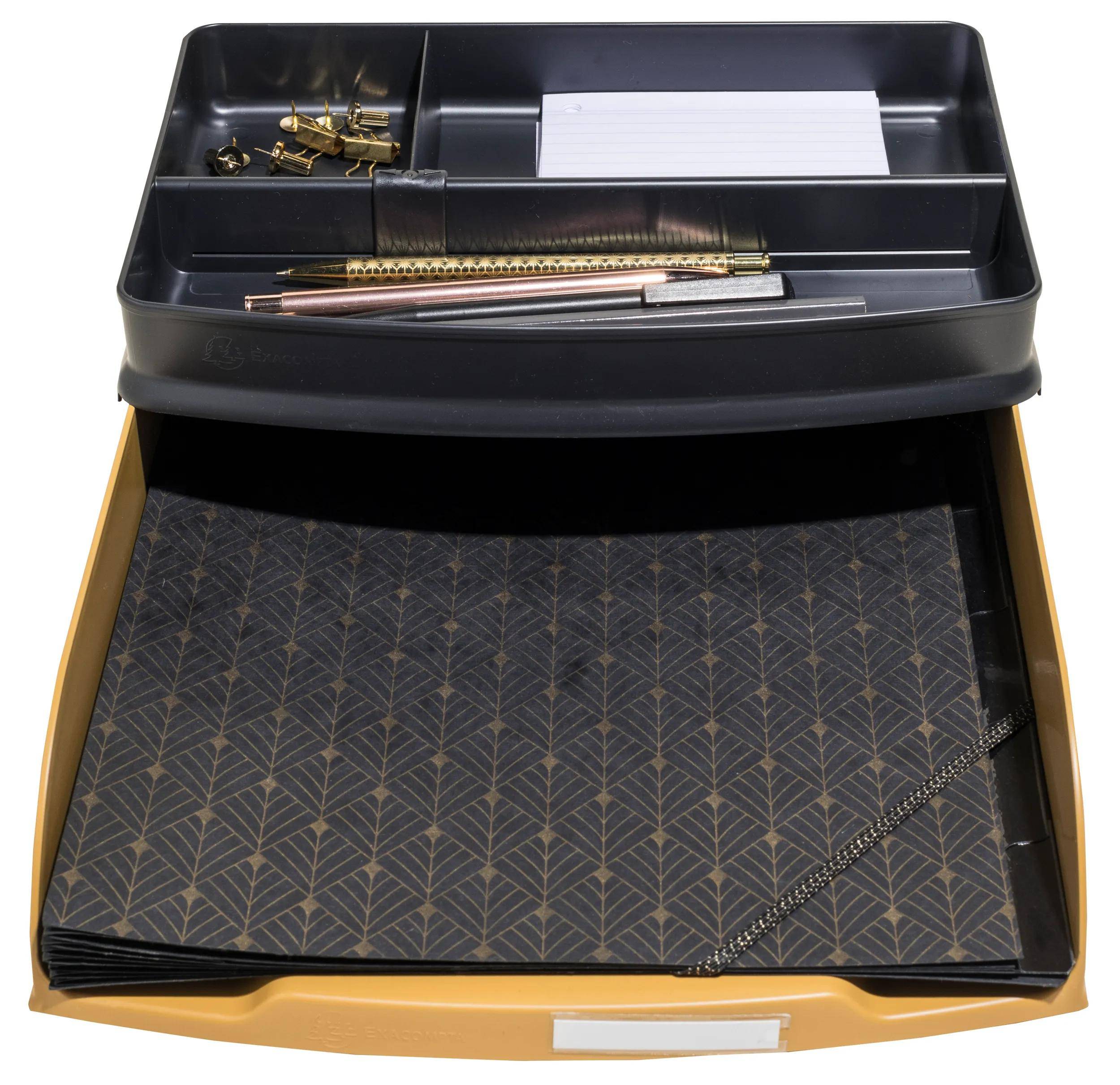 Ein gestufter Schreibtischorganizer mit Büroklammern, Stiften, einem Notizblock oben und Ordnern mit geometrischem Muster auf dem unteren Tablett.