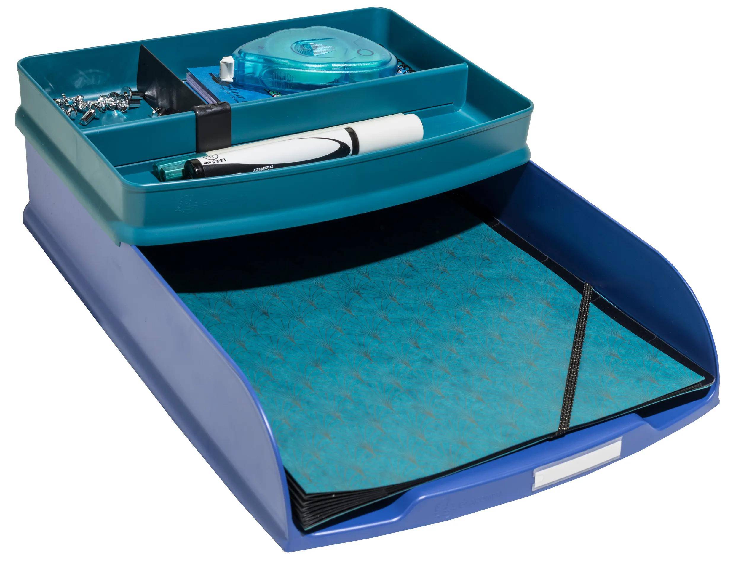 Ein blauer Schreibtischorganizer enthält einen Taschenrechner, einen Hefter, einen Marker und eine Aktentasche mit blau-schwarzer Marmorstruktur.