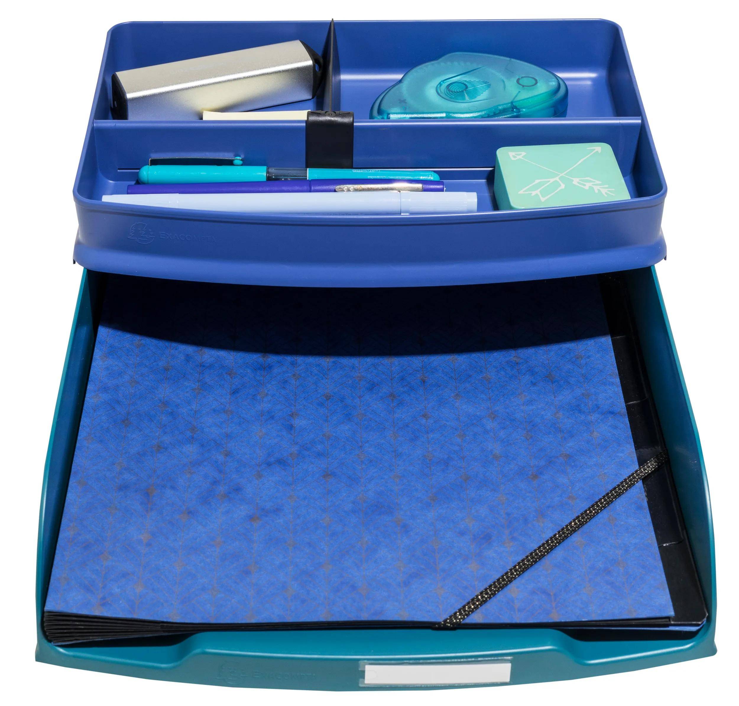 Ein blauer Schreibtischorganizer, der Stifte, einen Tapeabroller und ein Notizbuch enthält. Der Organizer ist offen und zeigt Fächer für Büromaterialien.