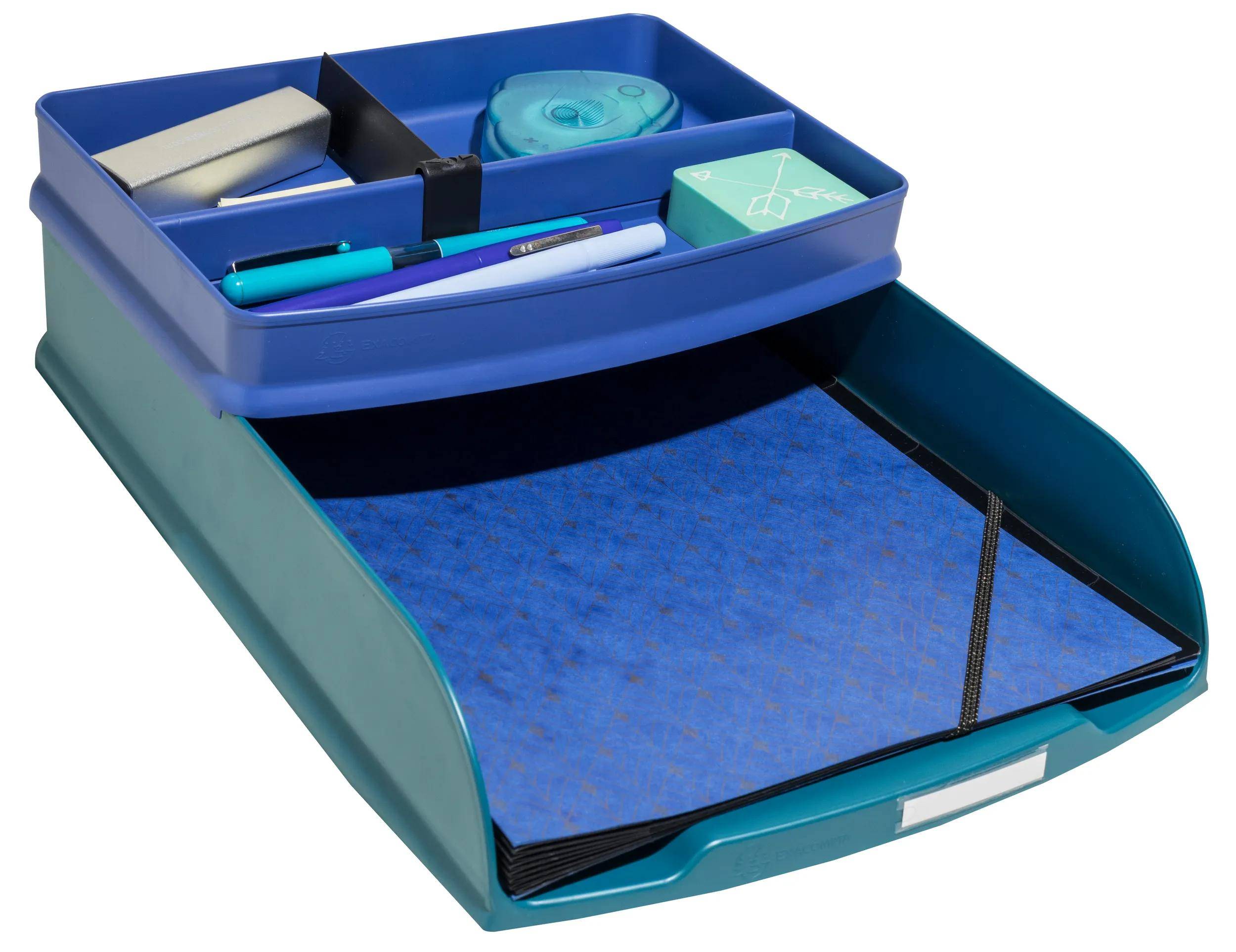 Eine geschlossene, flache, rechteckige schwarze Schachtel auf weißem Hintergrund.