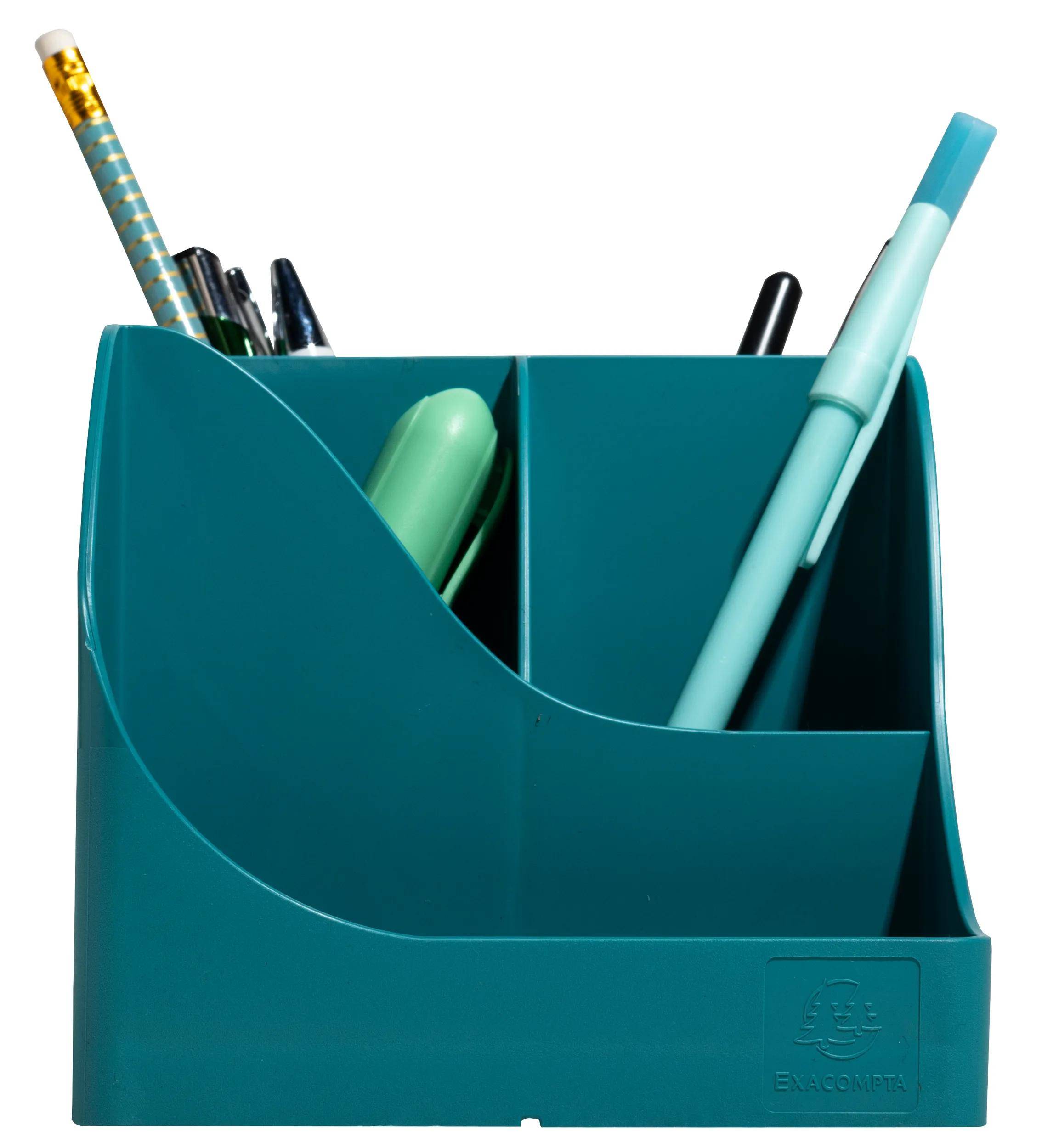 Ein blaugrüner Schreibtischorganizer enthält verschiedene Stifte und einen Brieföffner, ordentlich angeordnet.