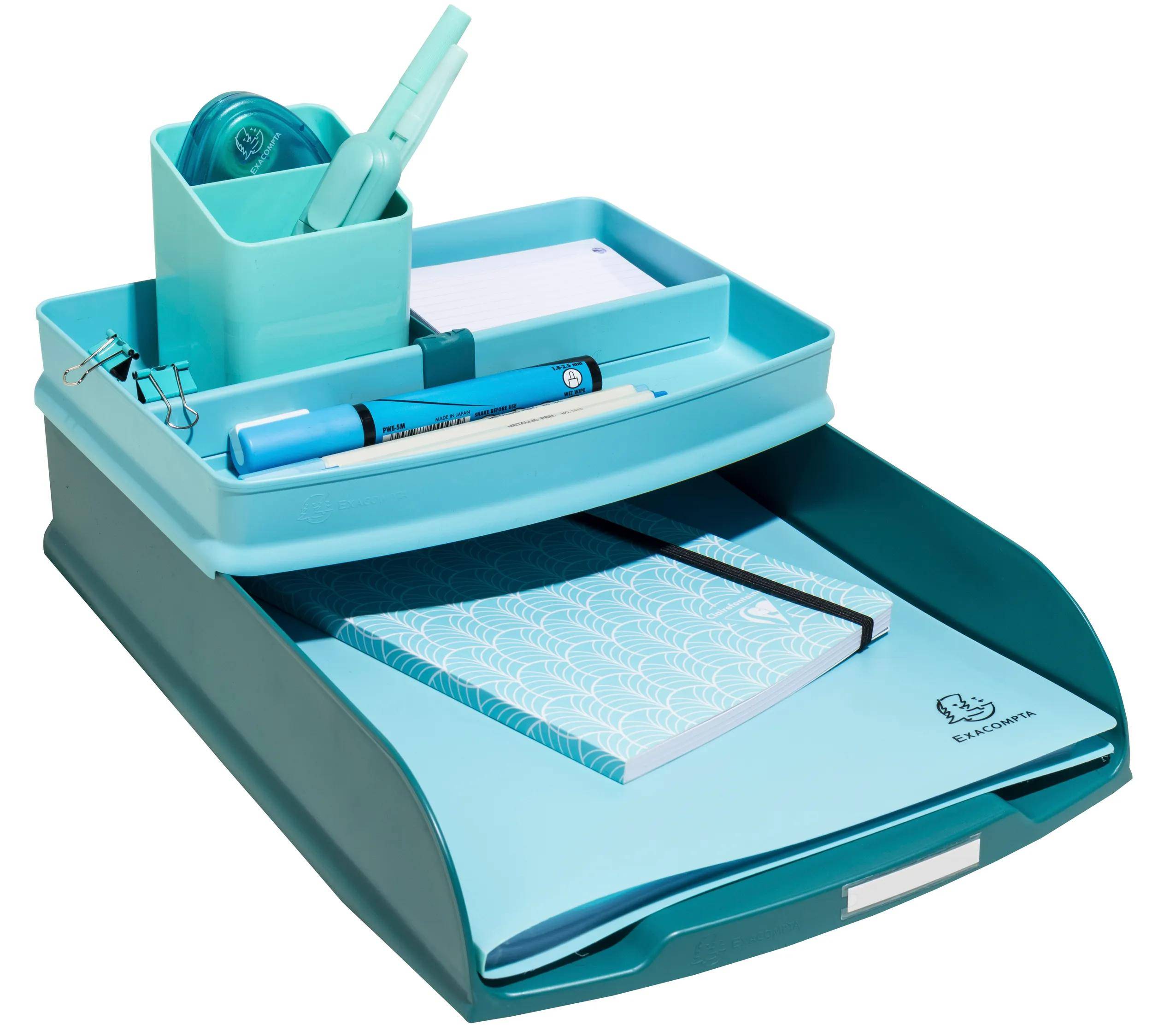 Ein Desktop-Organizer enthält Schreibwaren wie Scheren, einen Heftklammerer, einen Stift und Notizbücher, alle ordentlich in türkisfarbenen Behältern angeordnet.