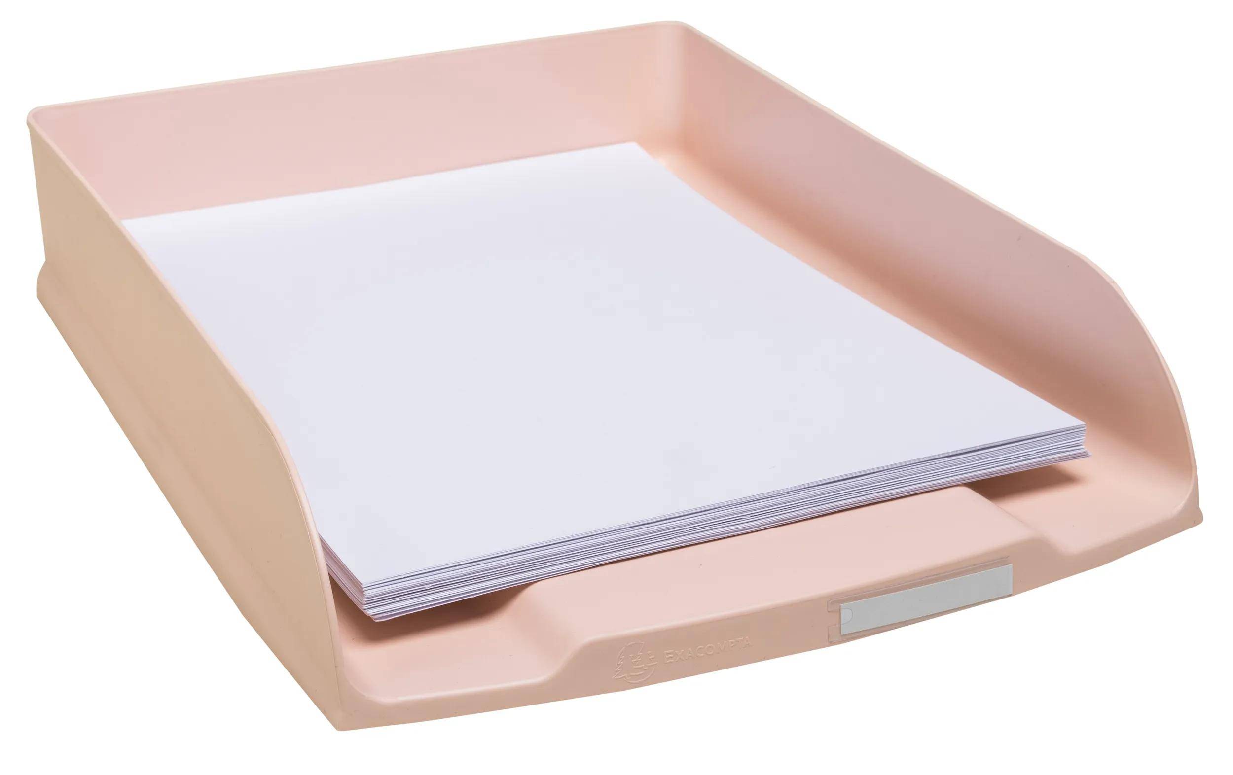 Ein Stapel weißes Papier ordentlich in einem hellrosa Schreibtisch-Papierfach angeordnet, bereit zur Verwendung in einem Büro- oder Heimarbeitsbereich.