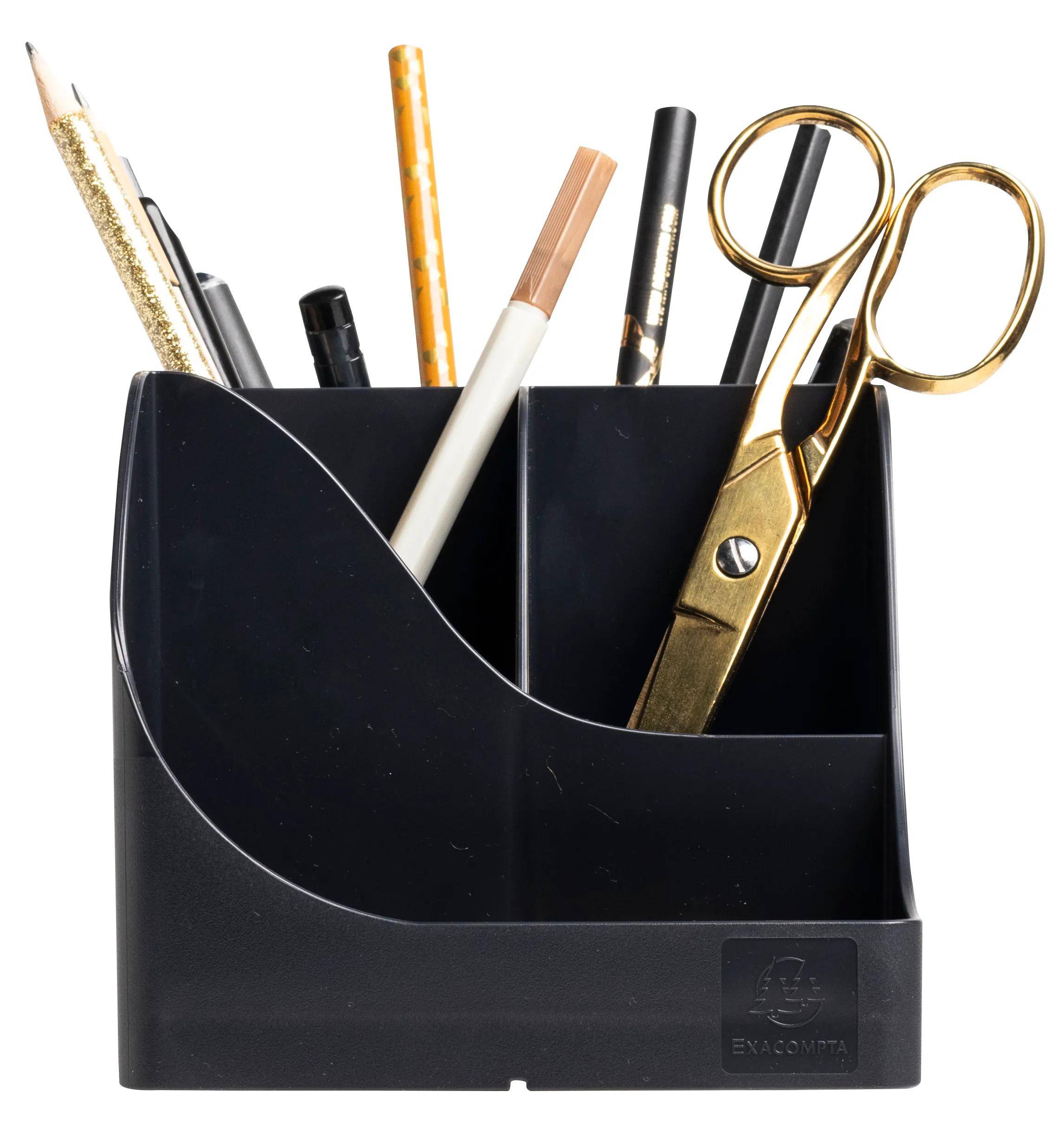 Ein schwarzer Stifthalter mit verschiedenen Stiften, Bleistiften, einer Schere aus Gold und anderen Schreibwaren.