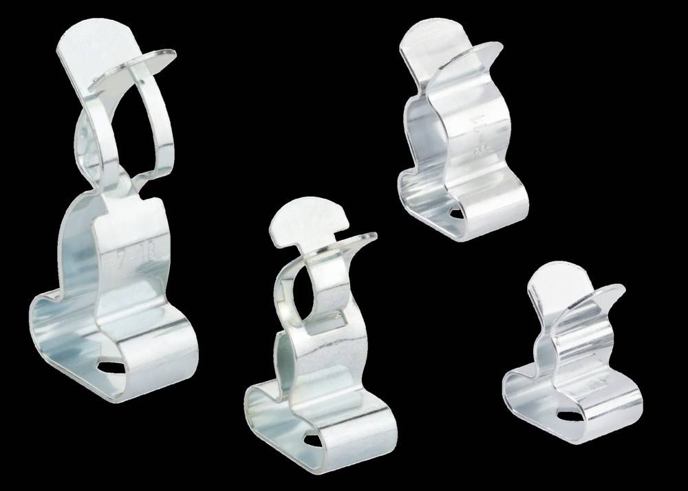 Vier metallische Clips mit reflektierender Oberfläche, die vor einem schwarzen Hintergrund gezeigt werden und ihr Design und ihre Verarbeitung veranschaulichen.