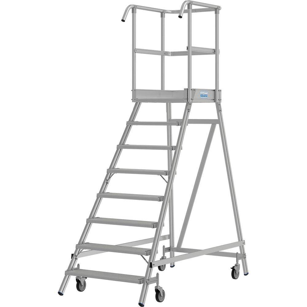 Mobile Aluminiumplattformtreppe mit Handläufen und Rädern, verwendet zum sicheren Erreichen erhöhter Bereiche.
