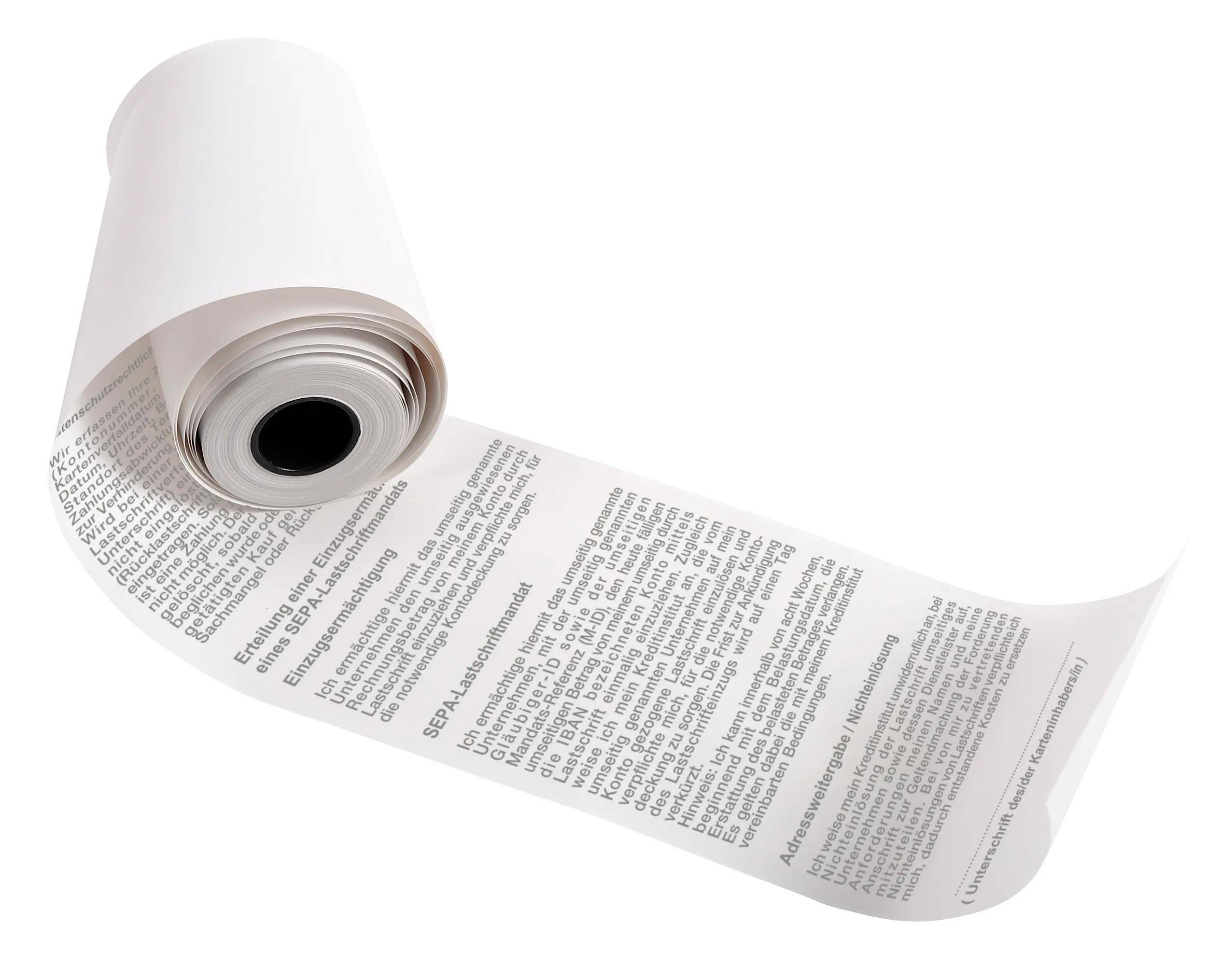 Eine Papierrolle mit Text in einer Fremdsprache, teilweise ausgerollt, deutet auf ein umfassendes schriftliches Dokument oder Anweisungen hin.