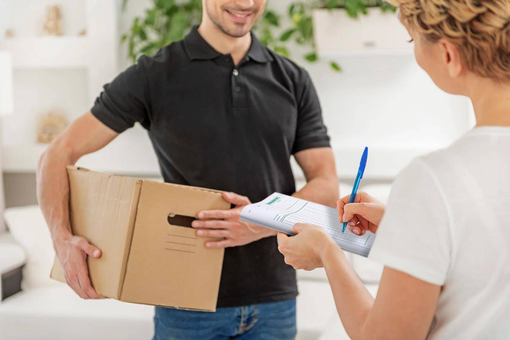 Eine Person unterzeichnet ein Lieferschein, während eine andere ein Paket hält, was auf einen Paketlieferprozess hinweist.