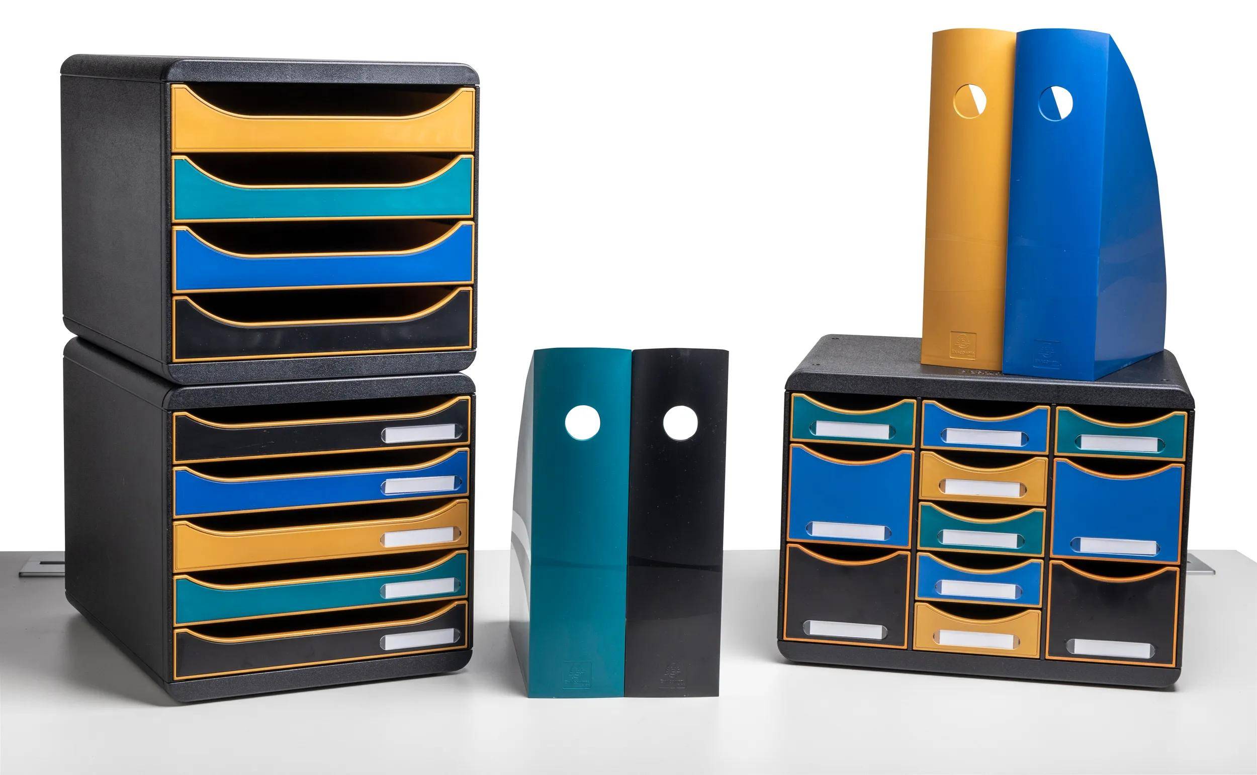 „Bunte Büroorganizer mit mehreren Schubladen und zwei aufrechten Aktenhalttern auf einer weißen Oberfläche.