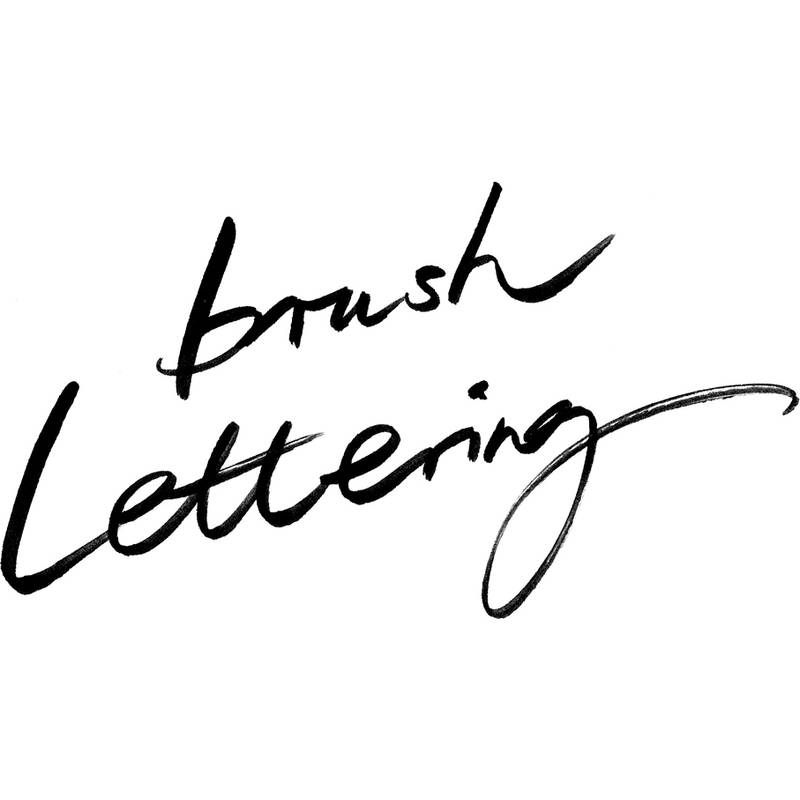 Stilisierte Buchstaben bilden die Worte 'Brush Lettering' in einem fließenden, pinselhaften Schriftzug und betonen damit einen künstlerischen und handschriftlichen Stil.