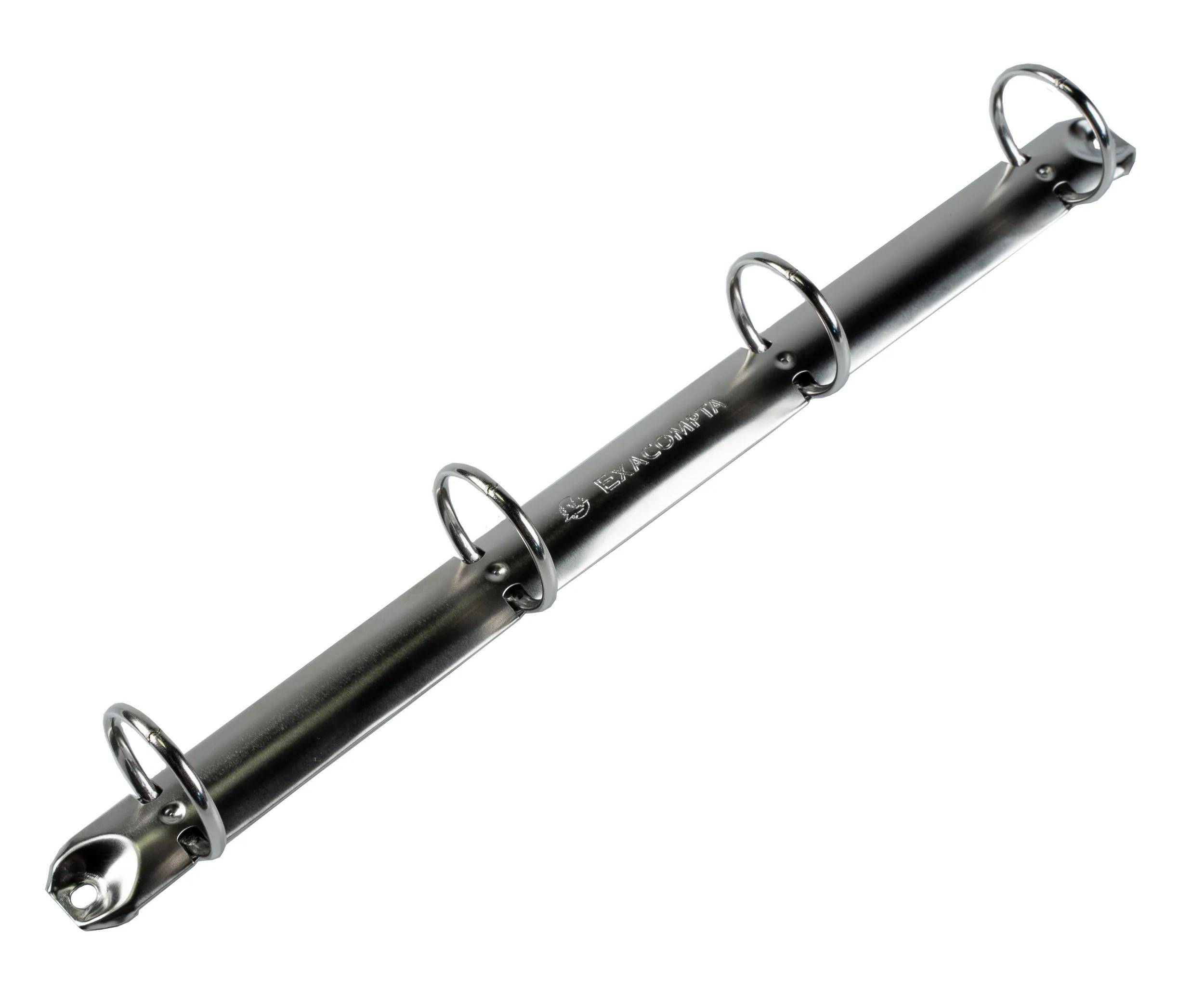 Ein Metallmechanismus eines Drei-Ring-Ordners, diagonal dargestellt, mit offenen Ringen und bereit, Papier zu halten.