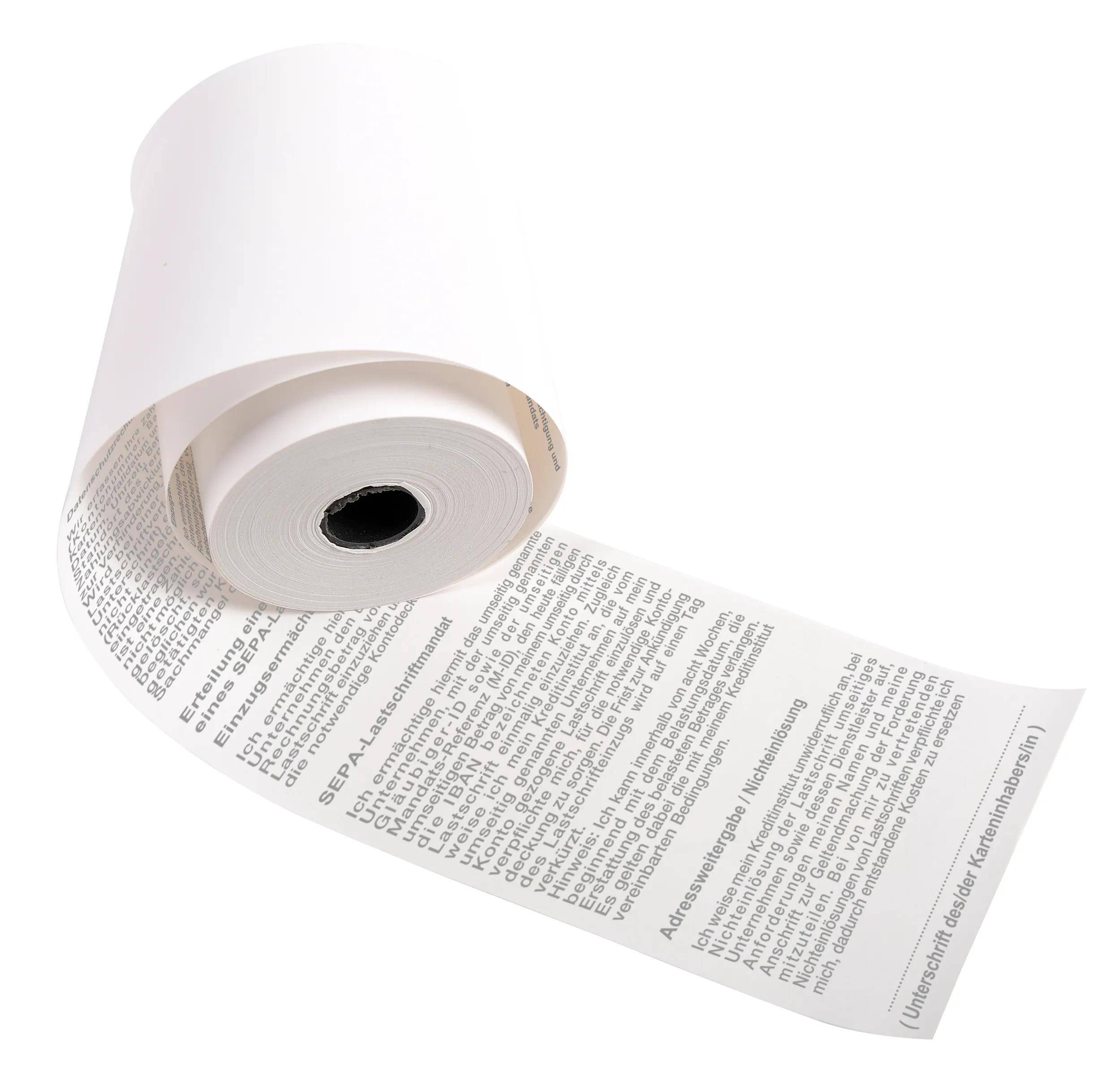 Eine teilweise abgewickelte Rolle bedruckten Papiers, die Textspalten zeigt. Das Papier wirkt einfach, ohne Illustrationen oder Bilder.