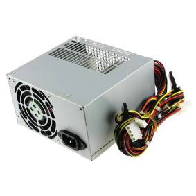 Stromversorgungseinheit für Computer mit Kühlventilator, Wechselstromeingang und gebündelten Ausgangskabeln auf weißem Hintergrund.