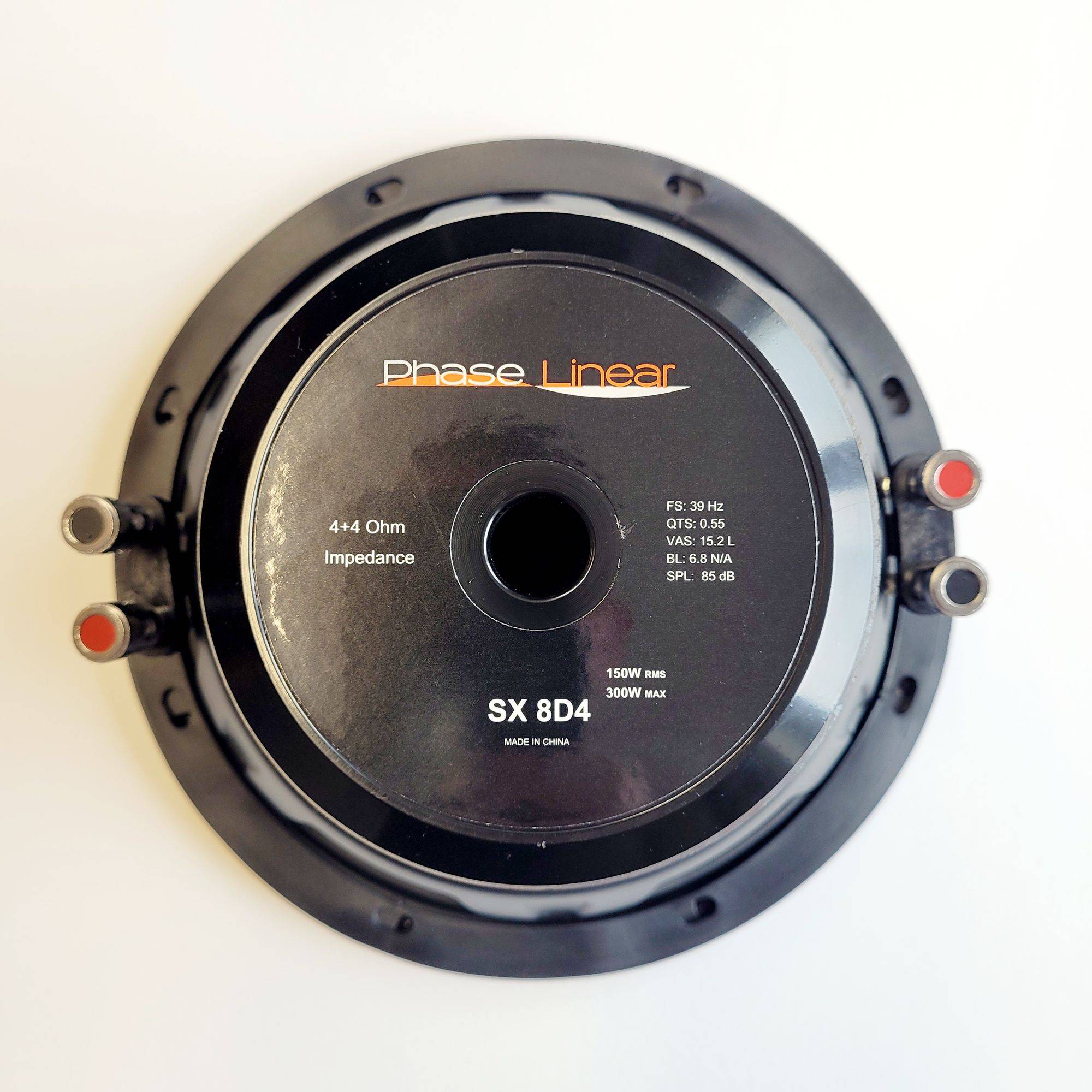 Nahaufnahme eines Phase Linear SX 8D4 Lautsprechers, die die Frontmembran, die zentrale Öffnung und die Anschluss-Terminals zeigt.