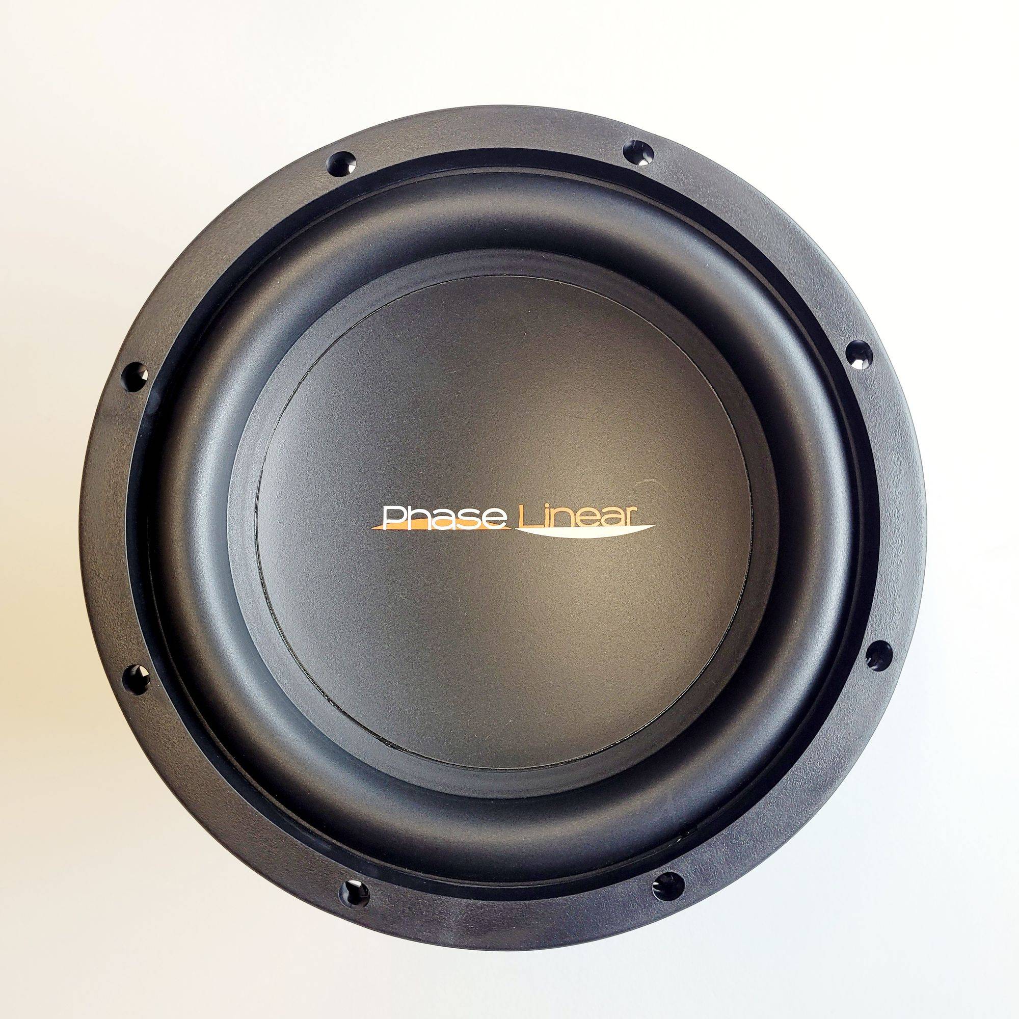 Ein schwarzer Phase Linear Subwoofer-Lautsprechercone, von vorne betrachtet, auf einem einfachen, hellen Hintergrund.