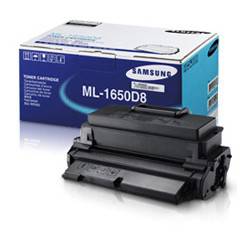 Samsung ML-1650D8 Tonerpatrone, gezeigt vor ihrer Produktverpackung auf weißem Hintergrund.