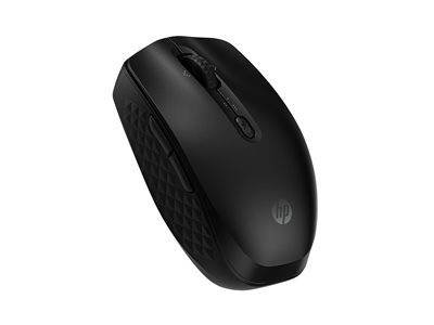 Eine schwarze kabellose Computermaus mit einem Scrollrad und dem HP-Logo, schräg angewinkelt, um das ergonomische Design und die seitliche Textur für besseren Halt zu zeigen.