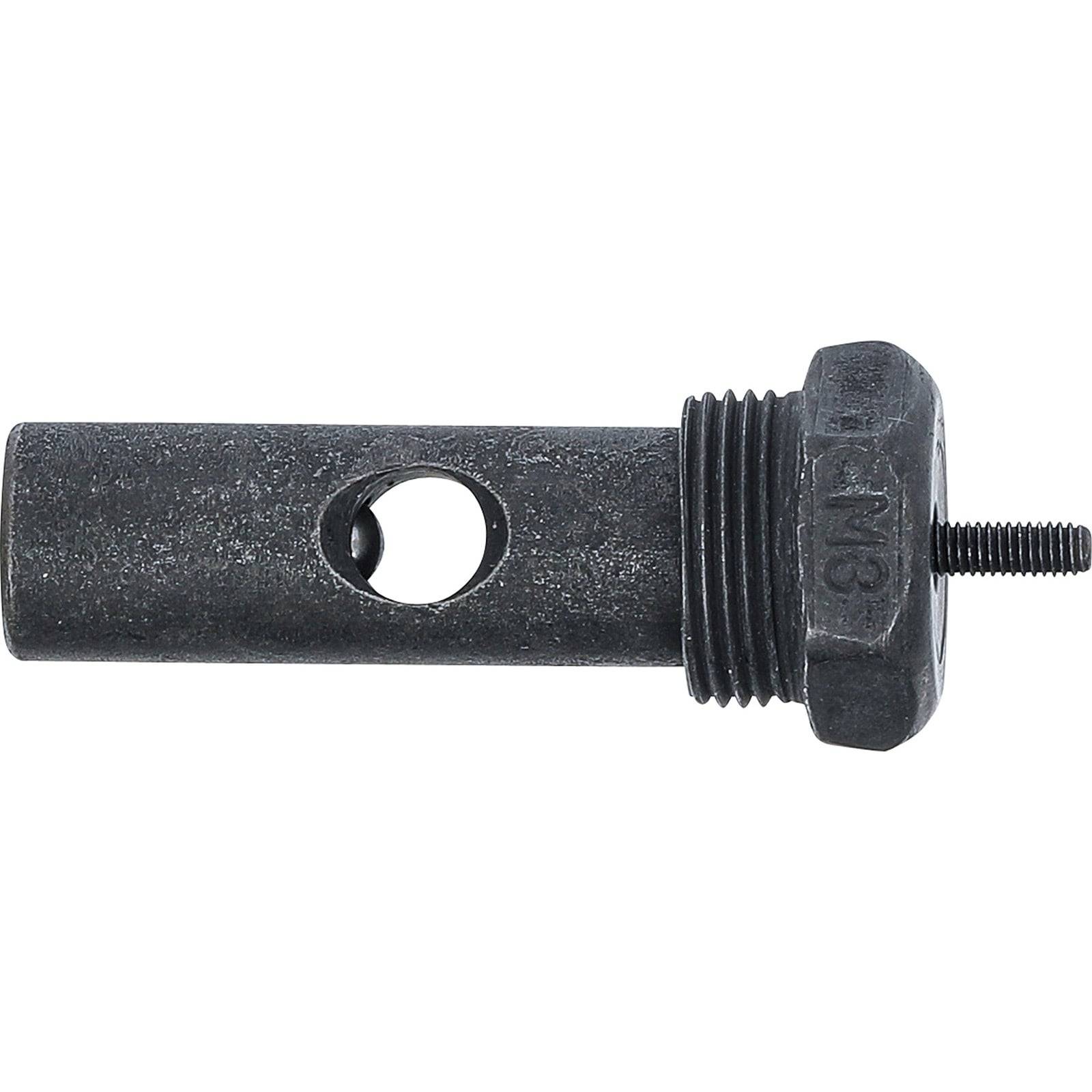 Ein schwarzes Metallrohr mit einem kreisförmigen Loch und einem Gewindeende, höchstwahrscheinlich eine Klempnerkomponente oder ein Verbindungsstück, vor einem weißen Hintergrund.