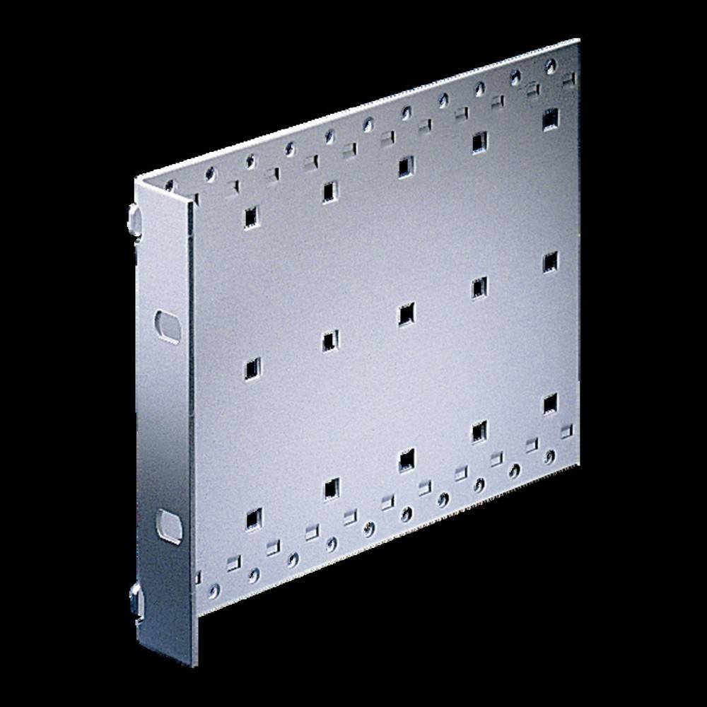 Ein gelochtes Metallblech mit quadratischen und rechteckigen Löchern, das für industrielle oder architektonische Anwendungen verwendet wird.