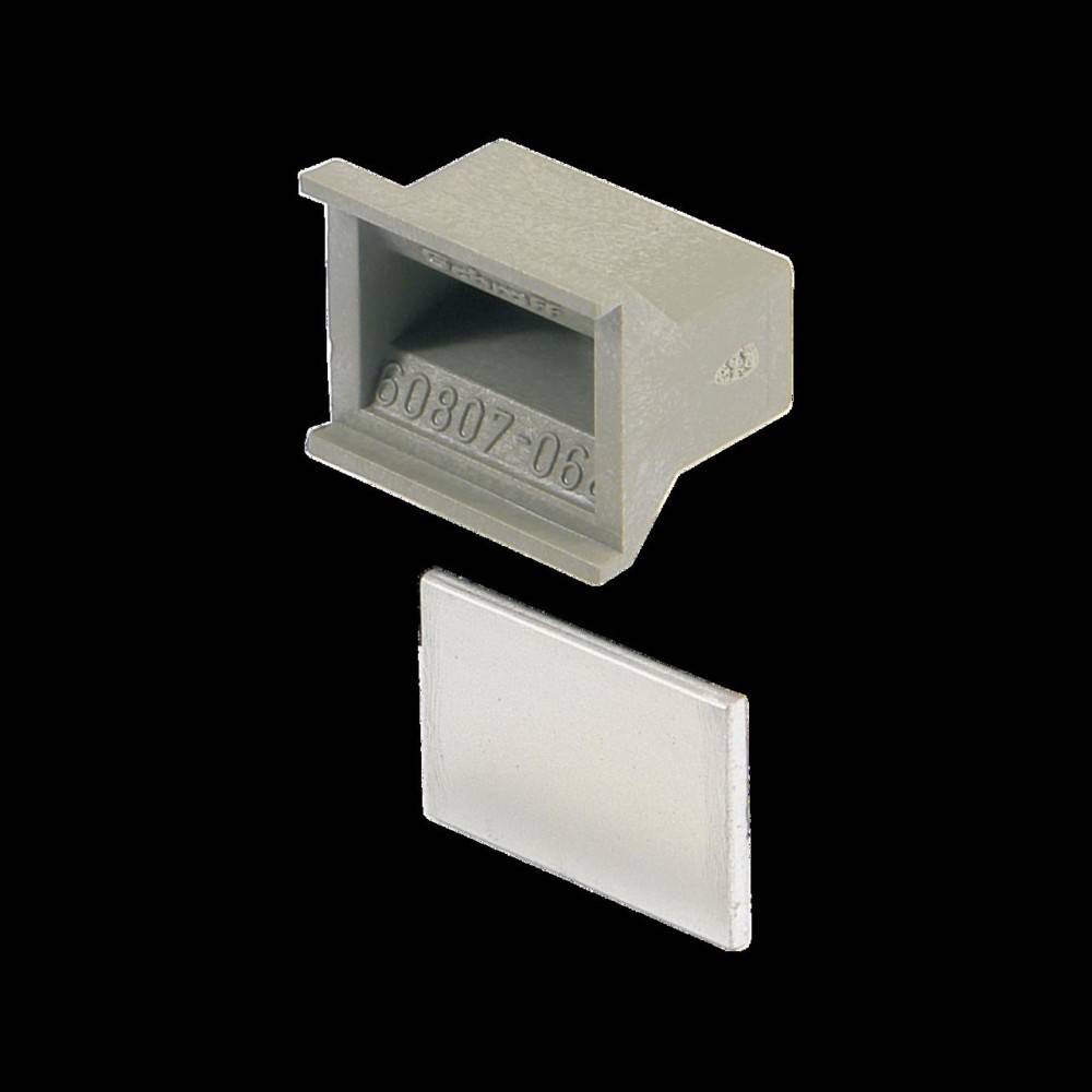 Ein kleiner, rechteckiger, hohler grauer Gegenstand mit einer offenen Seite und einem separaten flachen Deckel. Die offene Seite zeigt in das Innere geprägte Zahlen.