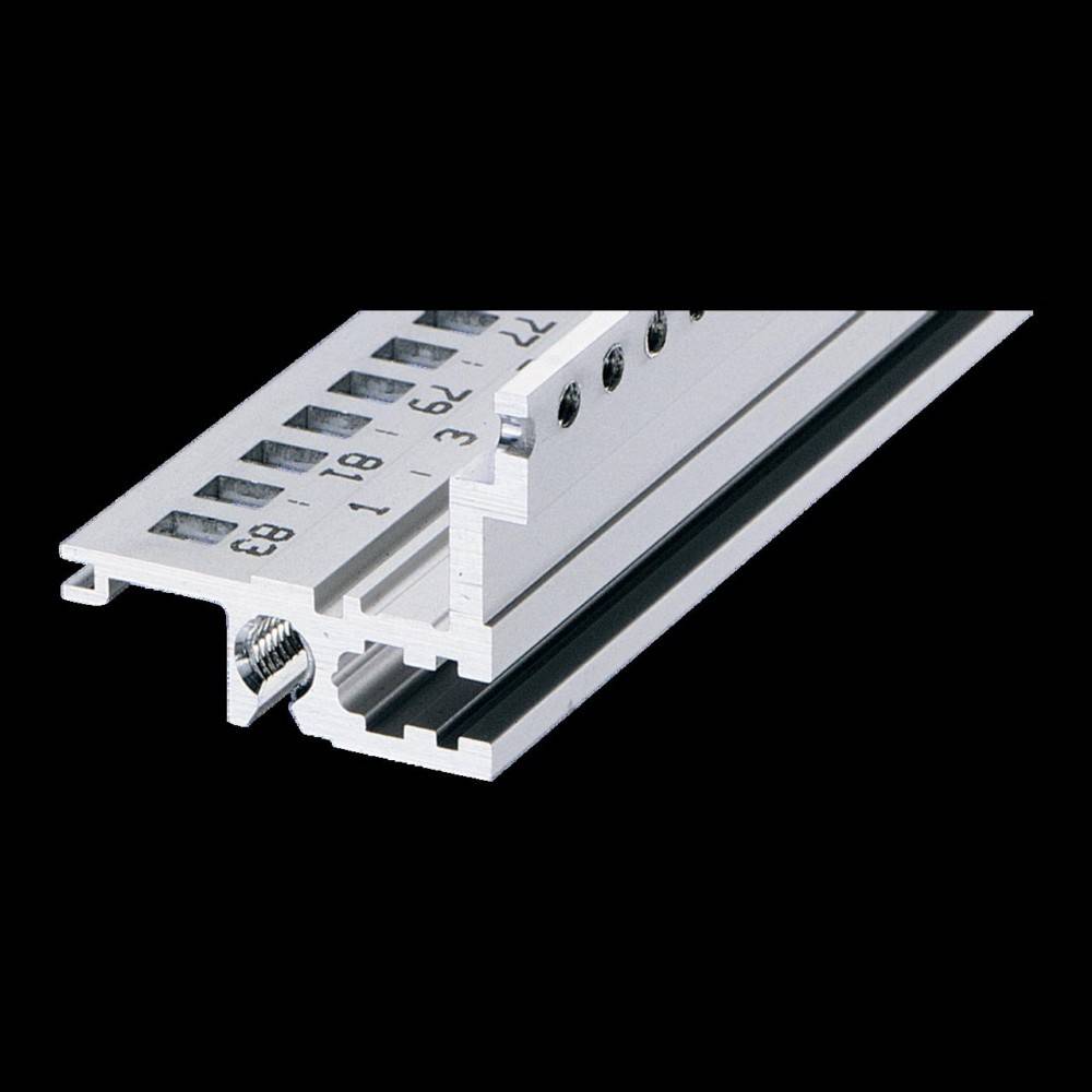 Eine Nahaufnahme eines Metallprofils mit Rillen und numerischen Markierungen, möglicherweise zum Messen oder Ausrichten von Komponenten verwendet.