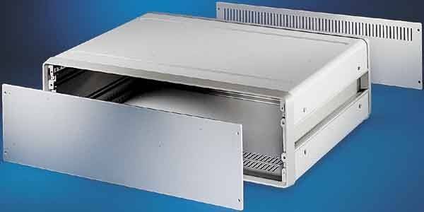 Eine offene, leere Metall-Rack-Gehäuse, die vor einem blauen Hintergrund platziert ist und Seitenplatten und Befestigungslöcher zur Sicherung von Komponenten zeigt.