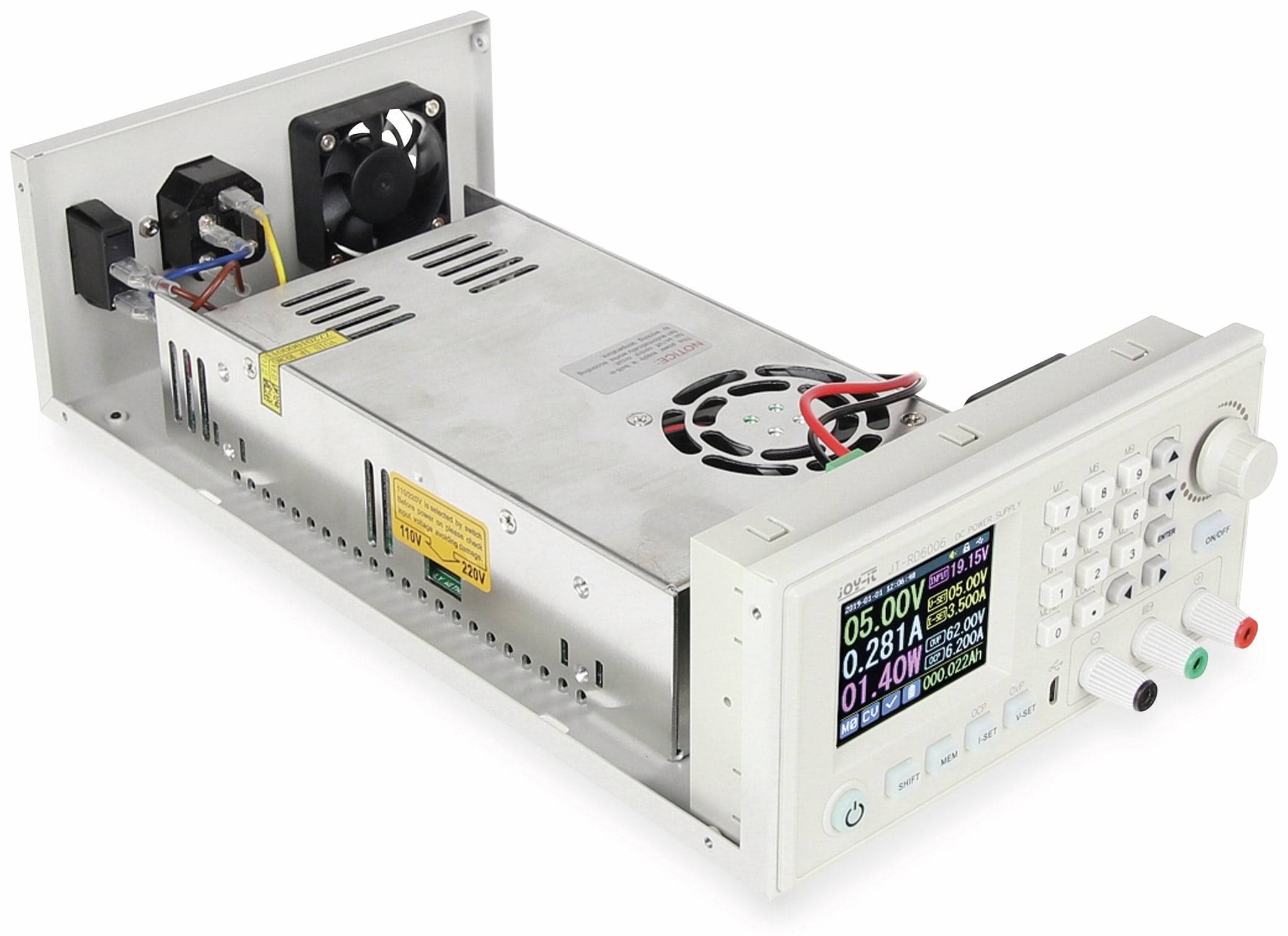 Eine graue Präzisions-Stromversorgungseinheit mit digitaler Anzeige zeigt '05.00V' und '0.28A' an. Belüftungsventilatoren sind an der Seite vorhanden.