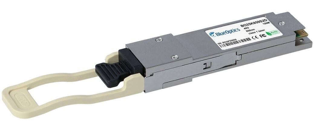 Nahaufnahme eines Faseroptik-Transceiver-Moduls mit beigefarbenem Zuggriff und angebrachtem schwarzem Stecker auf weißem Hintergrund.