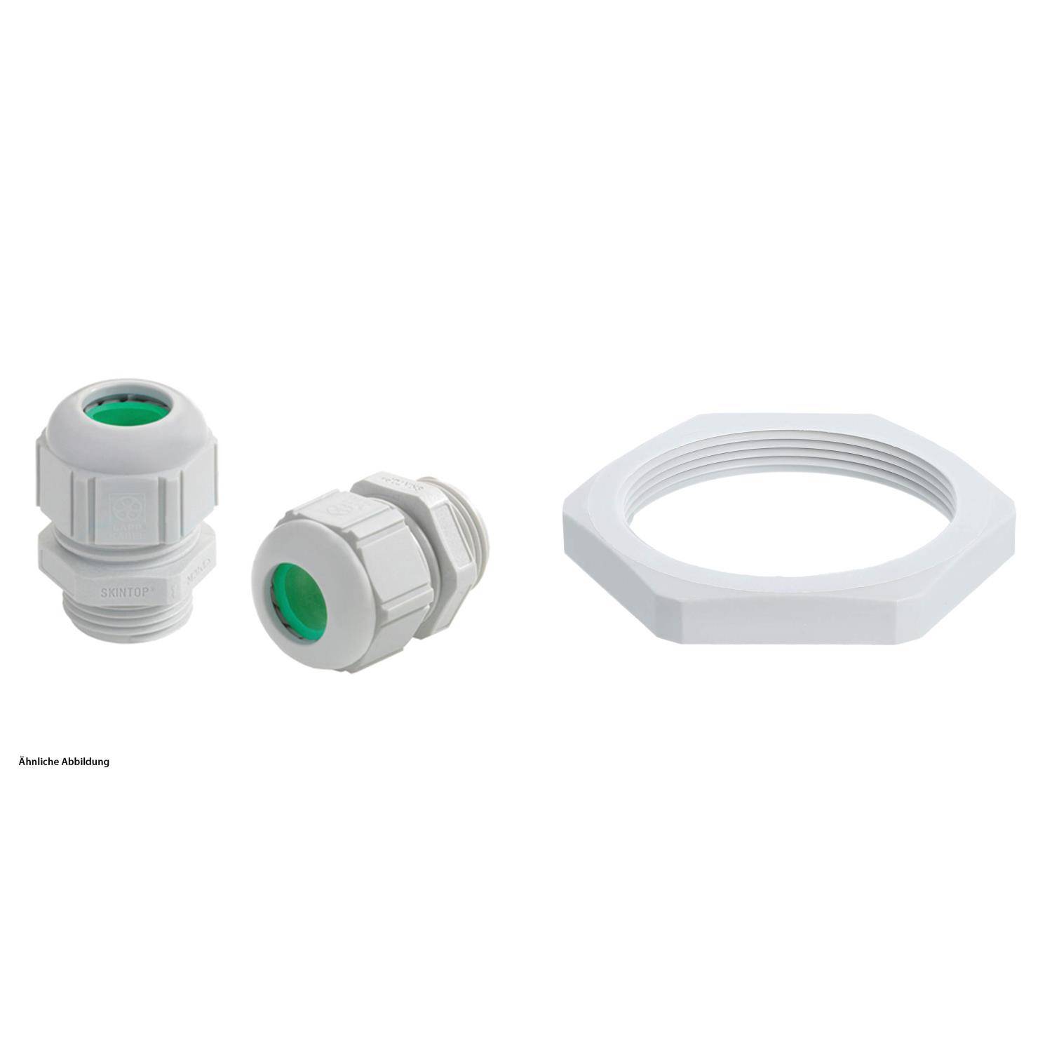 Bild zeigt drei elektrische Kabelverschraubungen mit einer weißen sechskantigen Befestigungsmutter. Verschiedene Größen von Kabelverschraubungen mit grünen Dichtungseinsätzen.