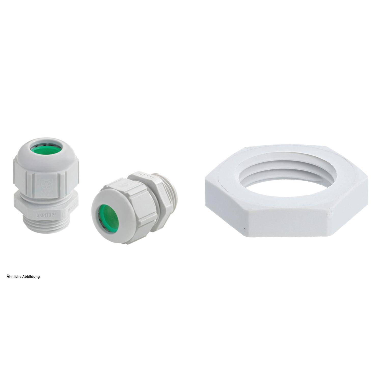 Drei weiße Kunststoff-Kabelverschraubungen mit grünen Innenkomponenten, neben einer sechseckigen Sicherungsmutter für elektrische Verkabelung angeordnet.
