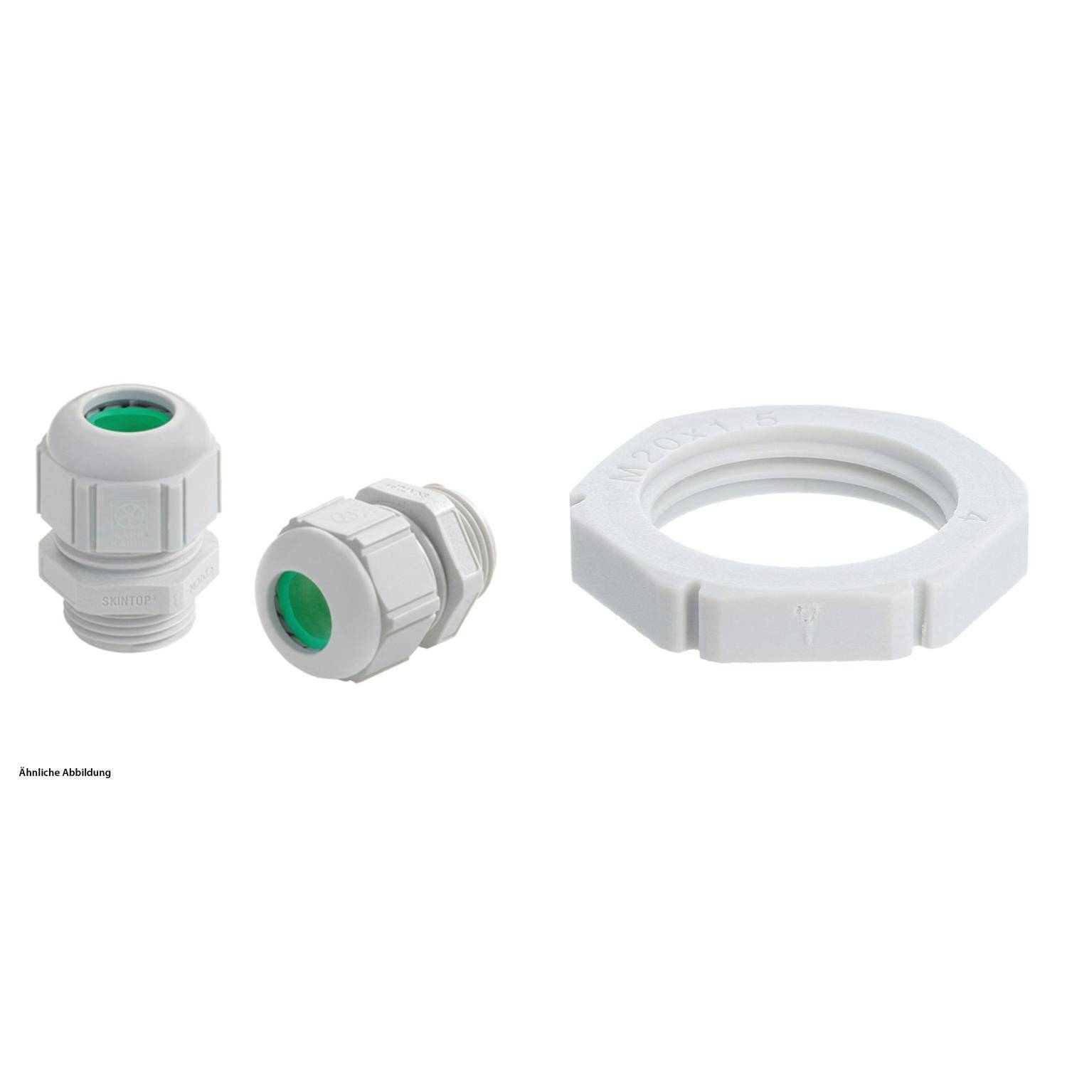 Drei weiße Gewindeteile: zwei Kabelverschraubungen mit grünen Innenflächen und eine flache sechseckige Sicherungsmutter.