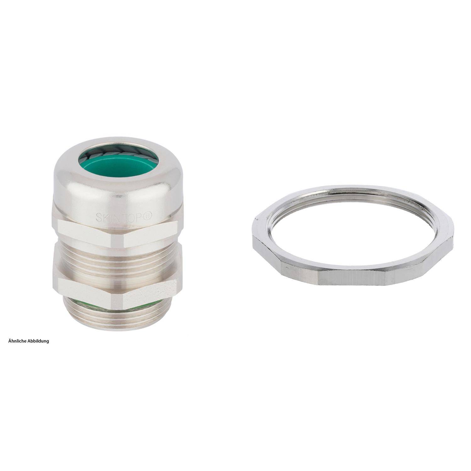 Eine Kabelverschraubung aus Metall mit grünem Inneren und einer separaten Sechskantmutter, von der Seite gegen einen weißen Hintergrund betrachtet.