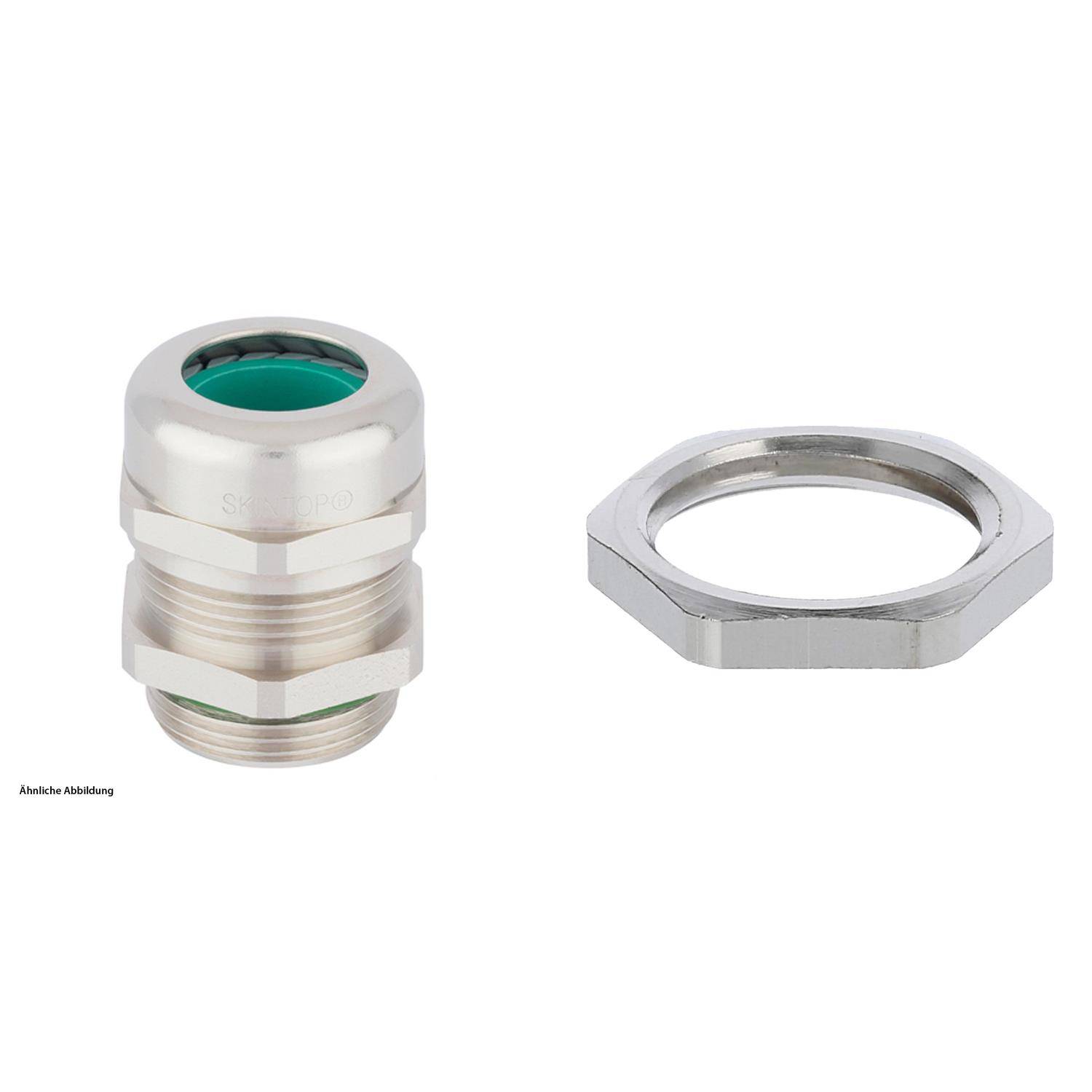 Metallische Kabelverschraubung mit einem grünen Dichtungseinsatz und einer separaten sechskantigen Sicherungsmutter, vor einem weißen Hintergrund betrachtet.