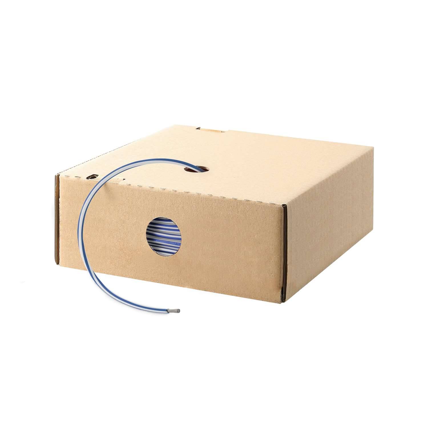 Ein Kartonkasten mit einem Loch, aus dem ein blaues Kabel teilweise herausgezogen wird, was auf Lagerung oder Verteilung von Kabel hindeutet.