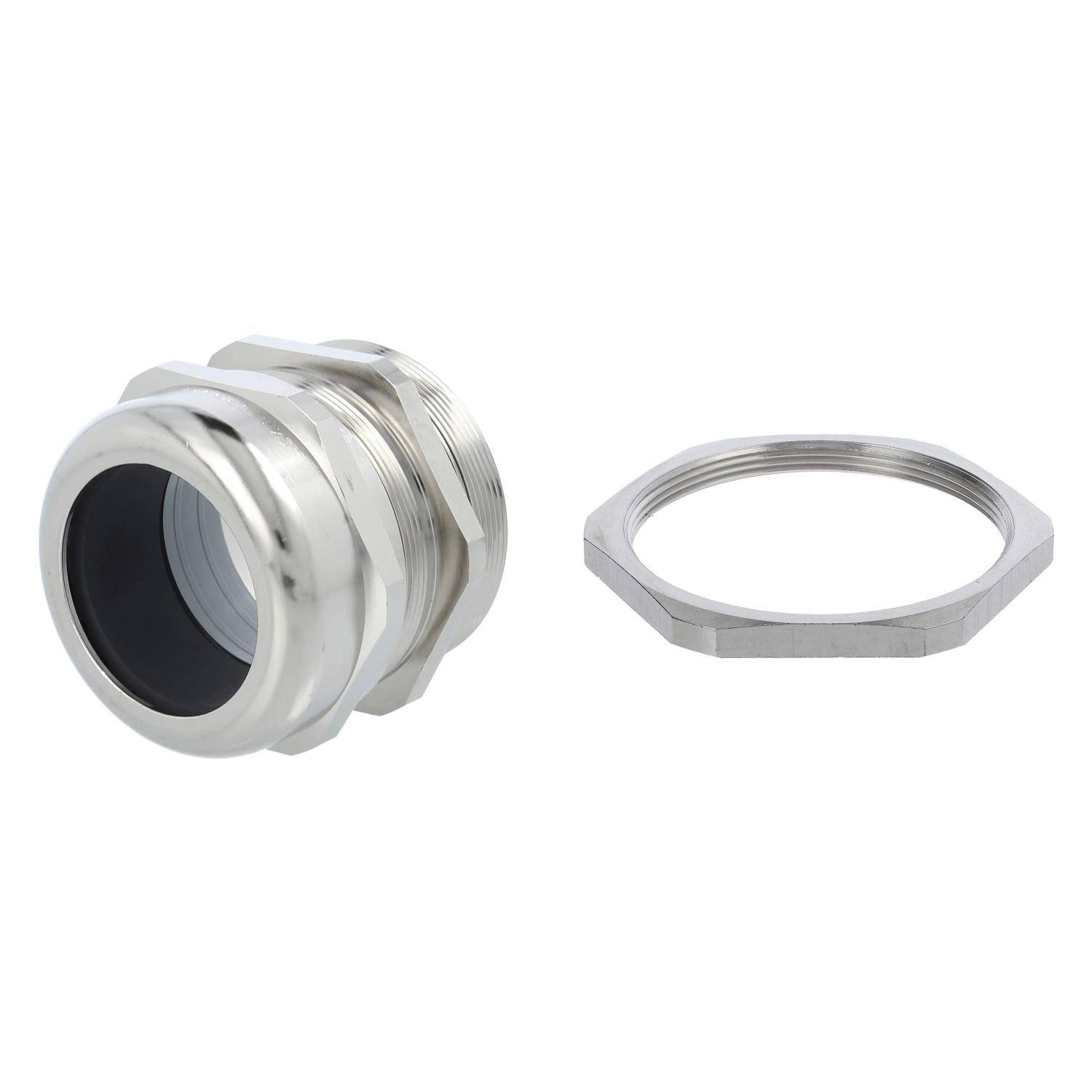 Eine Metall-Kabelverschraubung und eine Gegenmutter, die zum Sichern von Kabeln verwendet werden, werden getrennt auf einem weißen Hintergrund dargestellt.