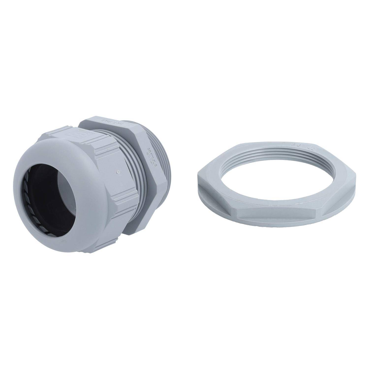 Graue Kabelverschraubung mit Gegenmutter, verwendet zum Befestigen und Abdichten von Kabeln durch ein Gehäuse, um das Eindringen von Staub und Feuchtigkeit zu verhindern.