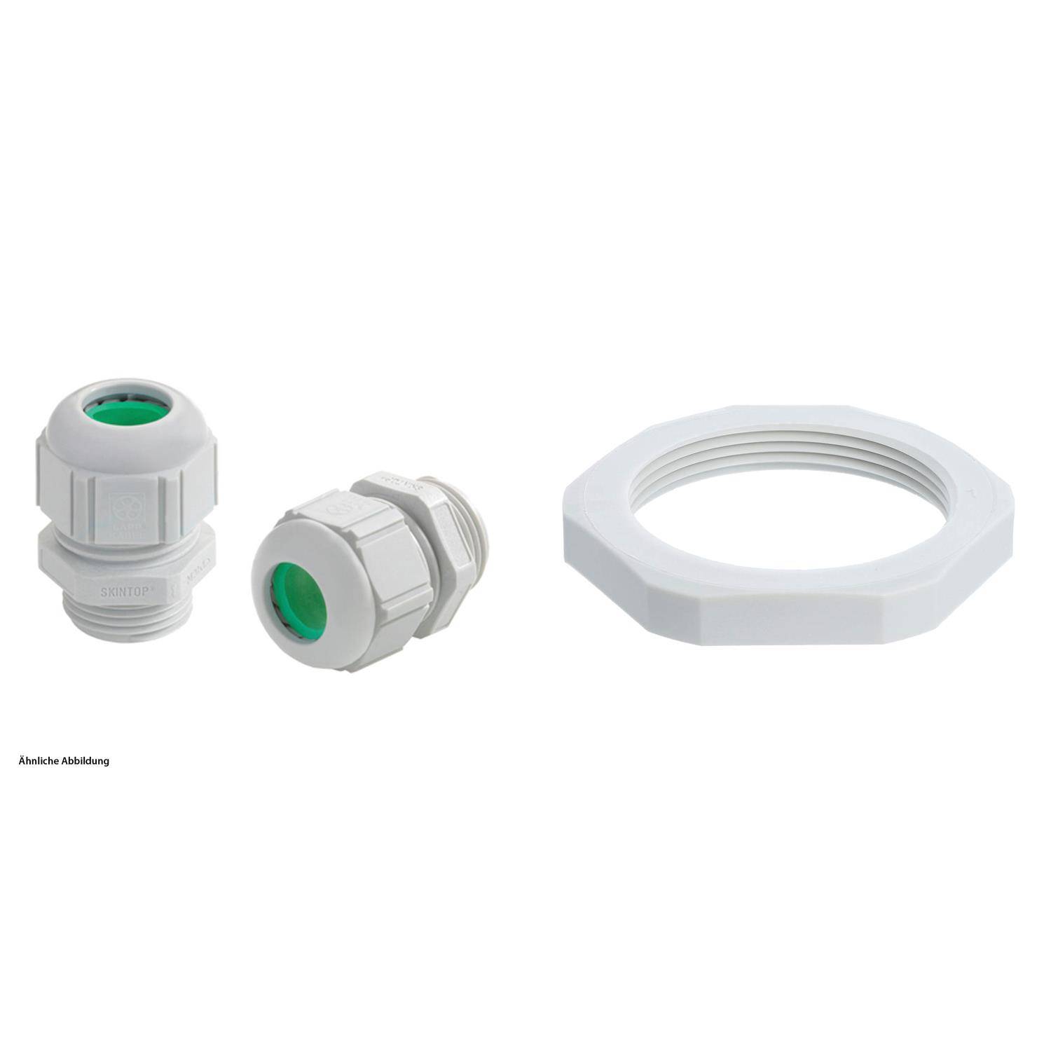 Drei weiße Kabelverschraubungen und eine Gegenmutter mit grünen Innenelementen, die zum Sichern von Kabeln in elektrischen Gehäusen oder Verteilerkästen verwendet werden.