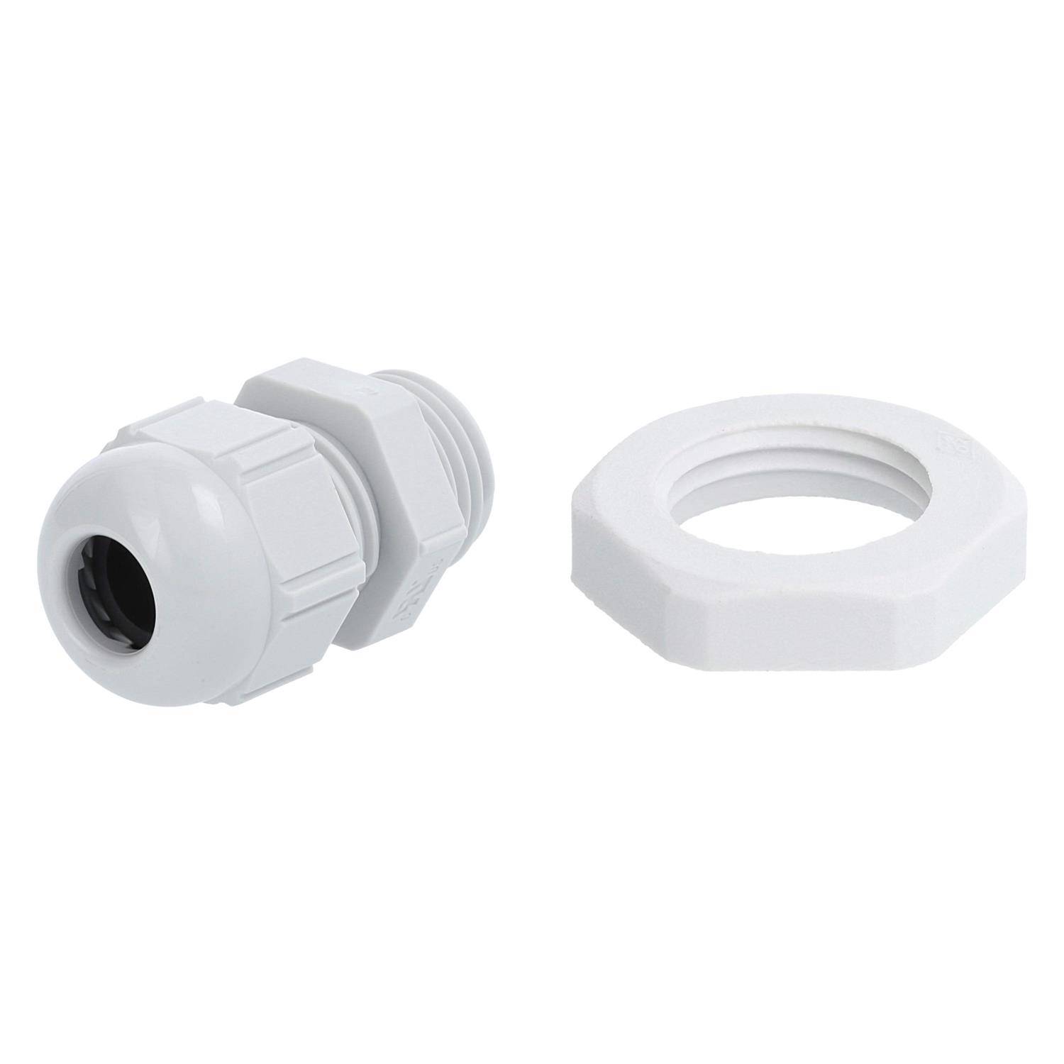 Eine weiße Kabelverschraubung mit einer Gegenmutter, die zur Befestigung von Kabeln in elektrischen Gehäusen verwendet wird, vor einem einfarbigen Hintergrund.