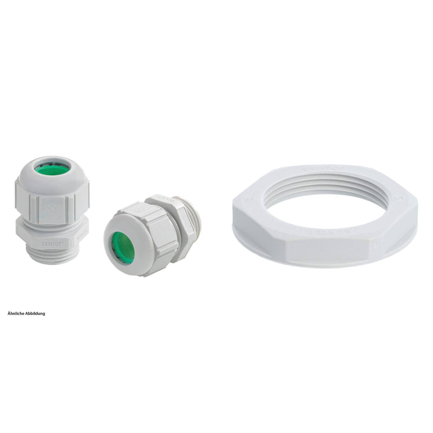 Weiße Kunststoff-Kabelverschraubungen und eine Sicherungsmutter, separat dargestellt. Die Verschraubungen verfügen über grüne Innendichtungen für Kabel.