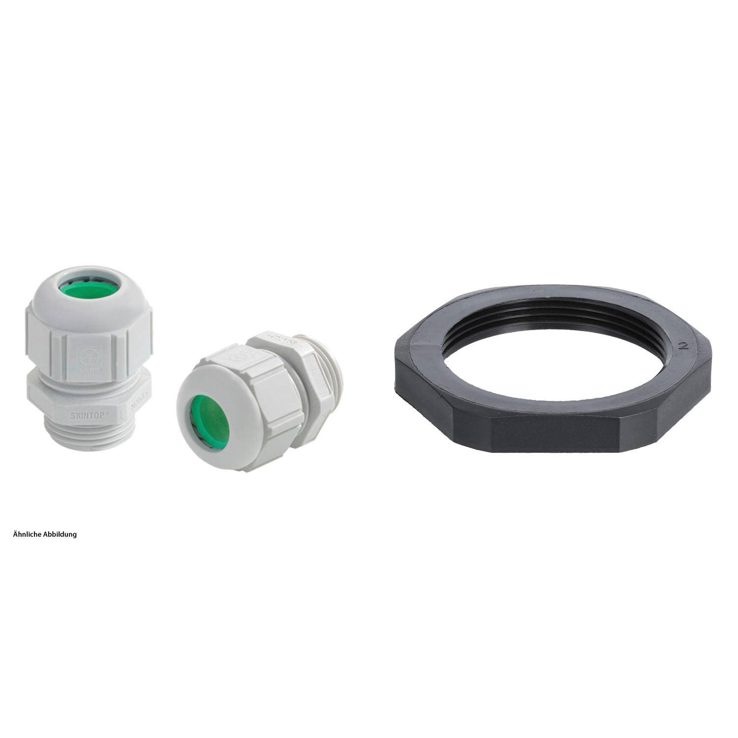 Das Bild zeigt drei Komponenten: zwei weiße Kabelverschraubungen mit grünen Innenringen und eine schwarze Sicherungsmutter. Alle Komponenten werden separat dargestellt.