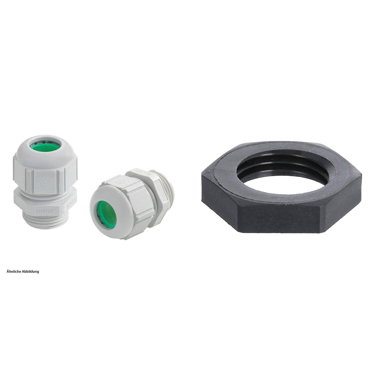 Drei Kabelverschraubungen und eine Sechskantmutter, die vor einem weißen Hintergrund platziert sind. Sie werden zum Sichern und Schutz von Kabeln in elektrischen Installationen verwendet.