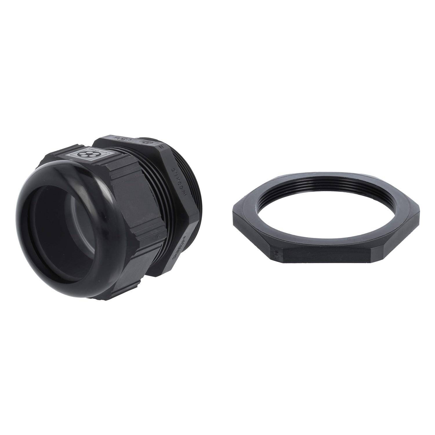 Eine schwarze Kunststoff-Kabelverschraubung und ihre zugehörige Gegenmutter, nebeneinander auf einem einfarbigen weißen Hintergrund angeordnet.