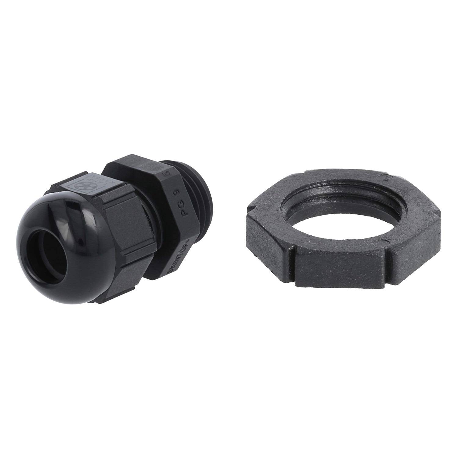 Eine schwarze Kabelverschraubung aus Kunststoff und eine separate sechseckige Sicherungsmutter, die zum Befestigen von Kabeln durch eine Platte oder ein Gehäuse konzipiert ist.