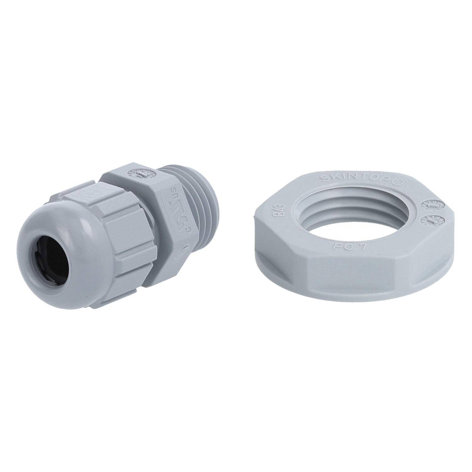 Eine graue Plastik-Kabelverschraubung und eine separate Sechskantmutter, die zum Sichern von Kabeln in elektrischen Gehäusen verwendet wird, sind nebeneinander dargestellt.