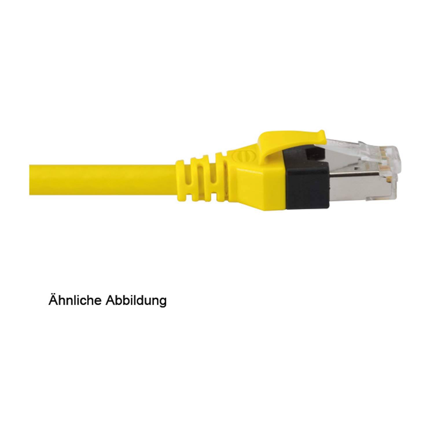 Ein gelbes Ethernet-Kabel mit einem transparenten Steckergehäuse, schräg positioniert, um den Clip und die Metallkontakte zu zeigen.