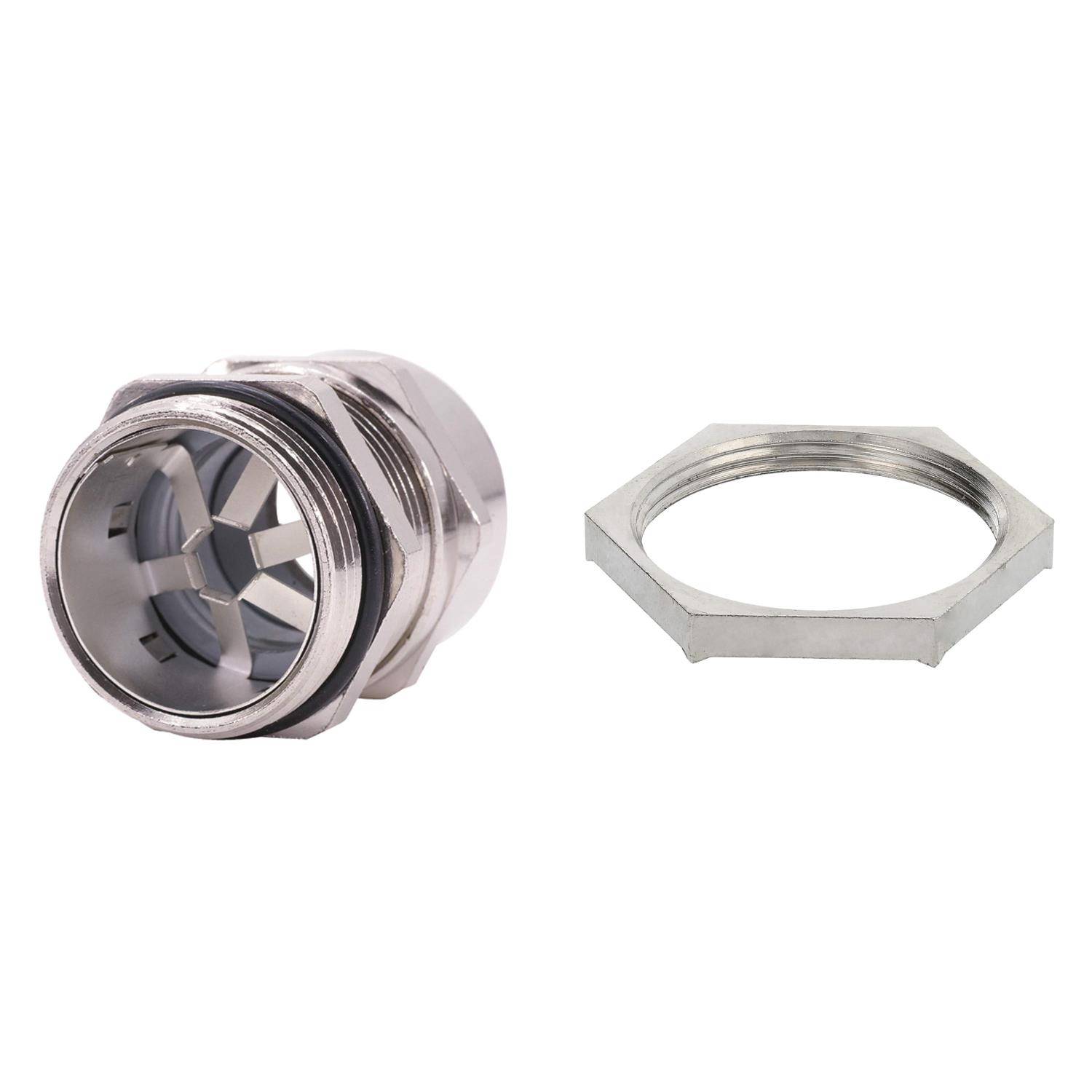 Eine metallische Gewindeverbindungsmutter und eine separate Sechskantscheibe, beide entwickelt zur Befestigung von elektrischen Rohrleitungen an ihrem Platz.