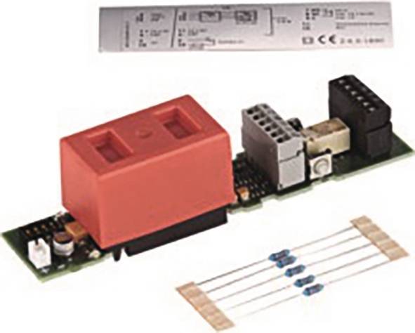 Elektronische Leiterplatte mit einem großen roten Relaismodul, Klemmleisten und mehreren blauen Widerständen, plus eine kleine Beschriftung oben und lose Komponenten unten.