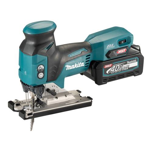 Makita Akku-Stichsäge mit 40V max XGT-Akku angebracht, dargestellt auf weißem Hintergrund.